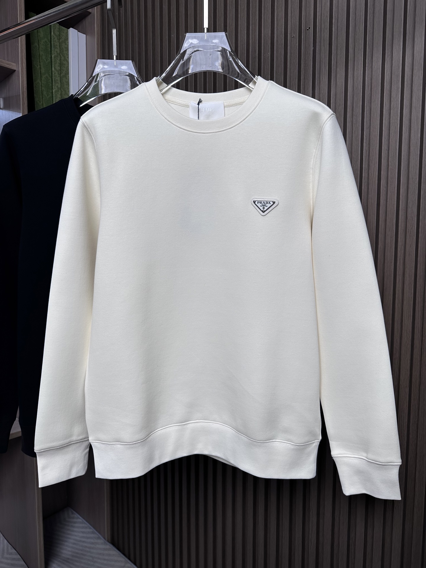 （NFC手机触碰官网电子防伪标识）PRADA25FW秋冬新款圆领卫衣，现代主义邂逅运动风格。这款科技棉质