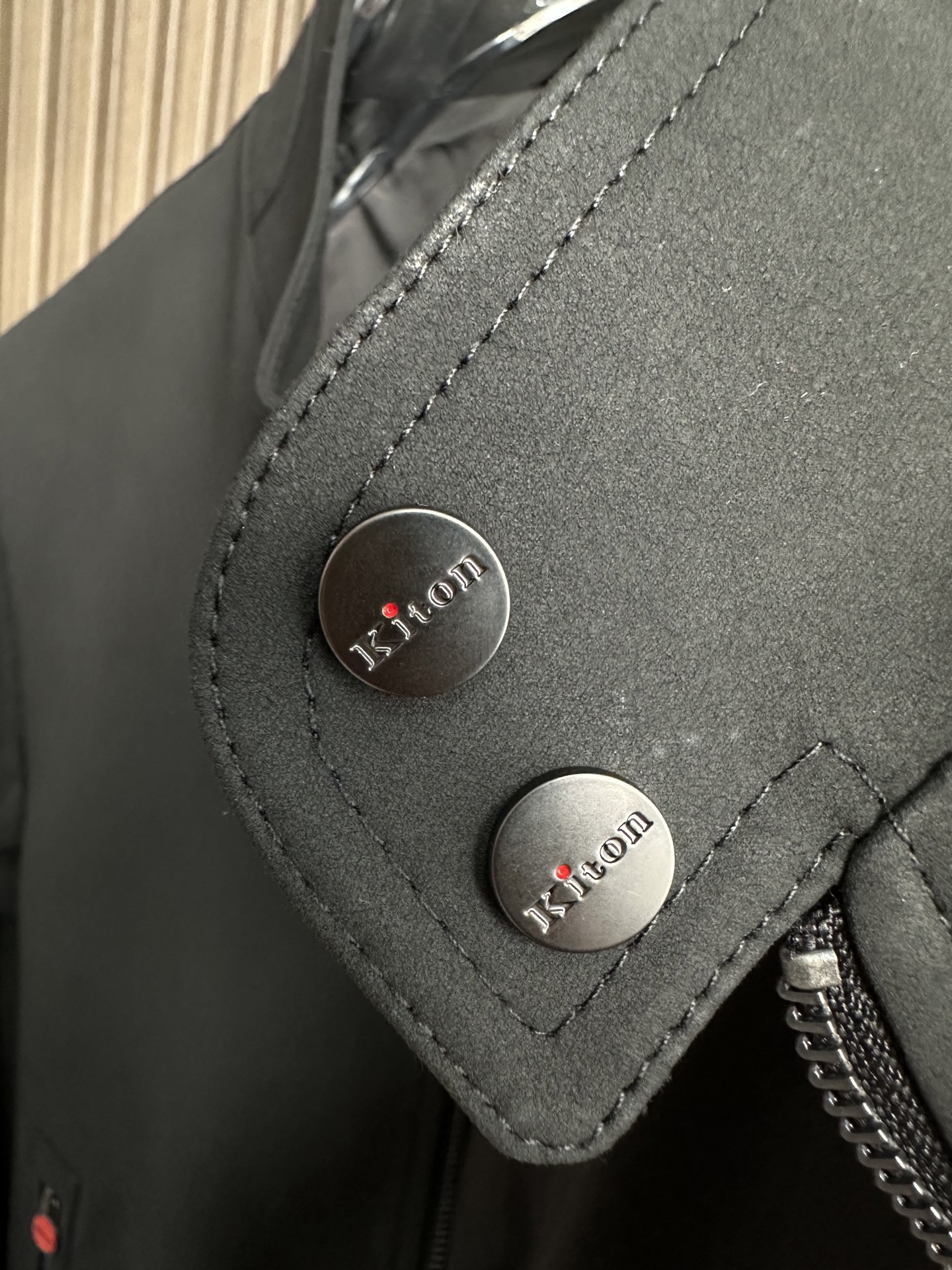 Kiton 25FW秋冬新款立领外套，老钱风，高品质，独家定制面料，拉链采用经典红色圆形设计 秋冬时尚穿