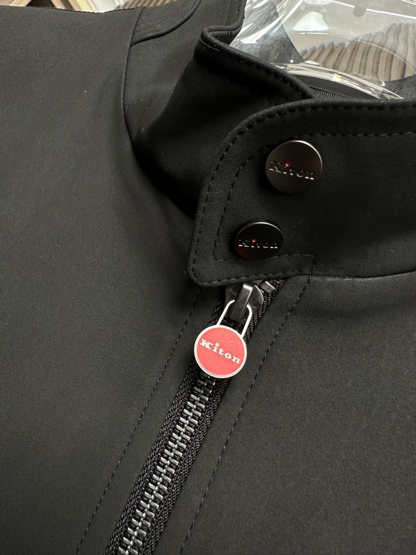 Kiton 25FW秋冬新款立领外套，老钱风，高品质，独家定制面料，拉链采用经典红色圆形设计 秋冬时尚穿