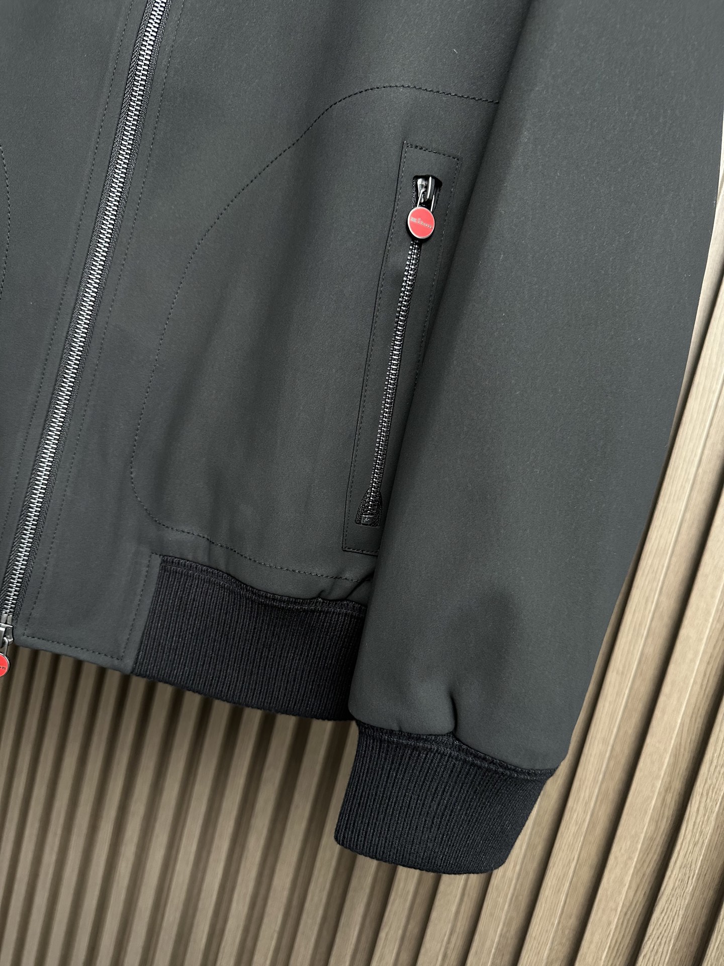 Kiton 25FW秋冬新款立领外套，老钱风，高品质，独家定制面料，拉链采用经典红色圆形设计 秋冬时尚穿