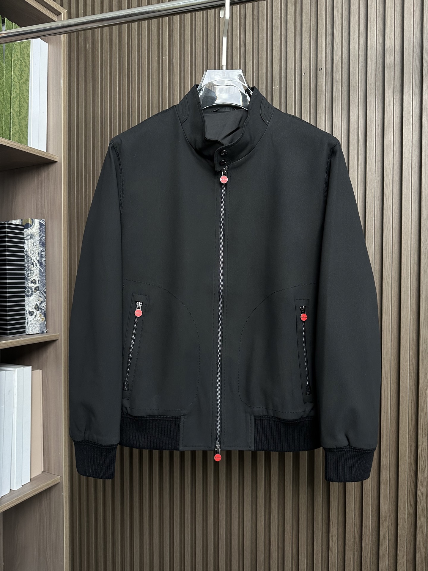 Kiton 25FW秋冬新款立领外套，老钱风，高品质，独家定制面料，拉链采用经典红色圆形设计 秋冬时尚穿