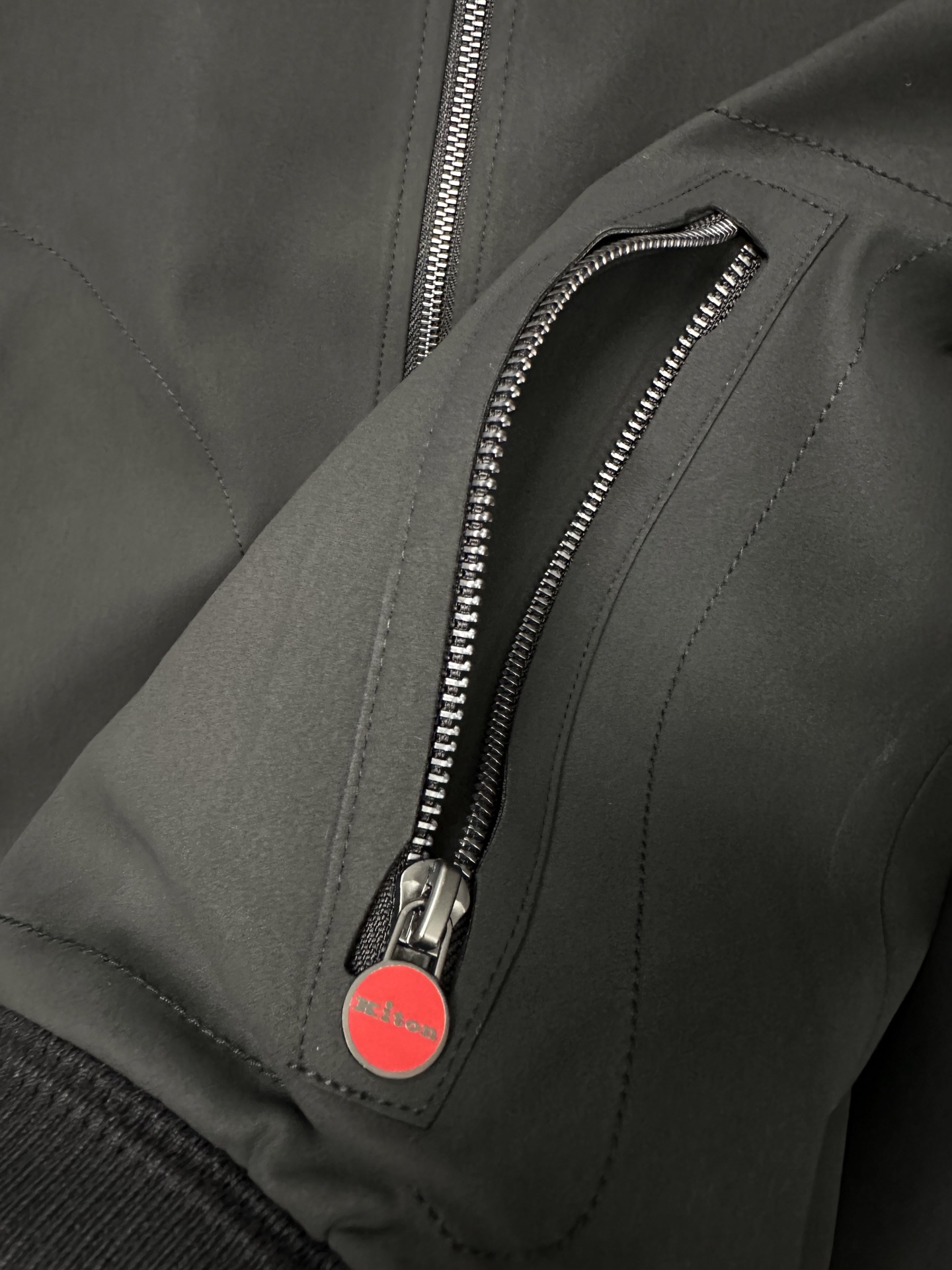 Kiton 25FW秋冬新款立领外套，老钱风，高品质，独家定制面料，拉链采用经典红色圆形设计 秋冬时尚穿