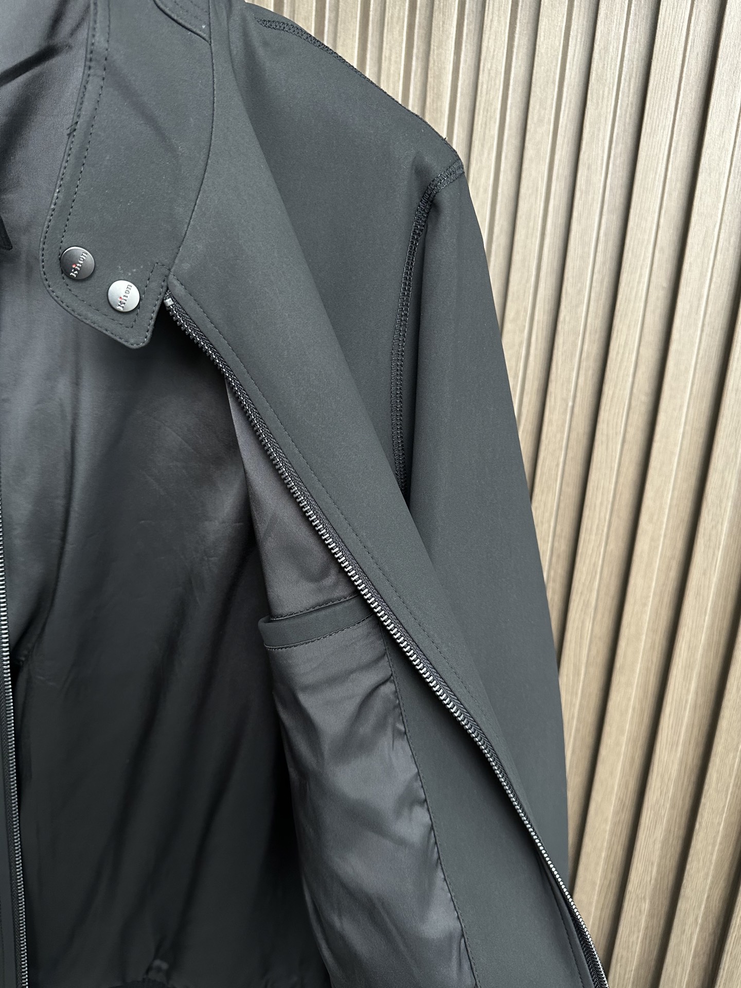 Kiton 25FW秋冬新款立领外套，老钱风，高品质，独家定制面料，拉链采用经典红色圆形设计 秋冬时尚穿