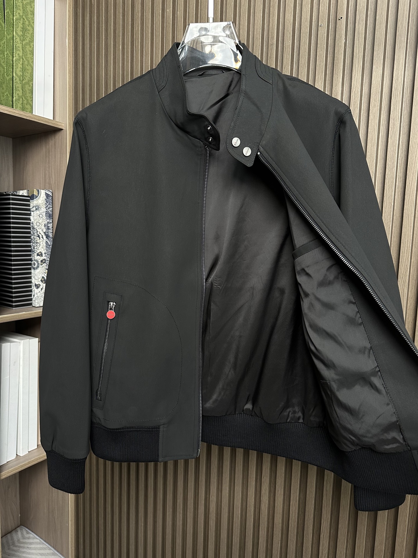 Kiton 25FW秋冬新款立领外套，老钱风，高品质，独家定制面料，拉链采用经典红色圆形设计 秋冬时尚穿