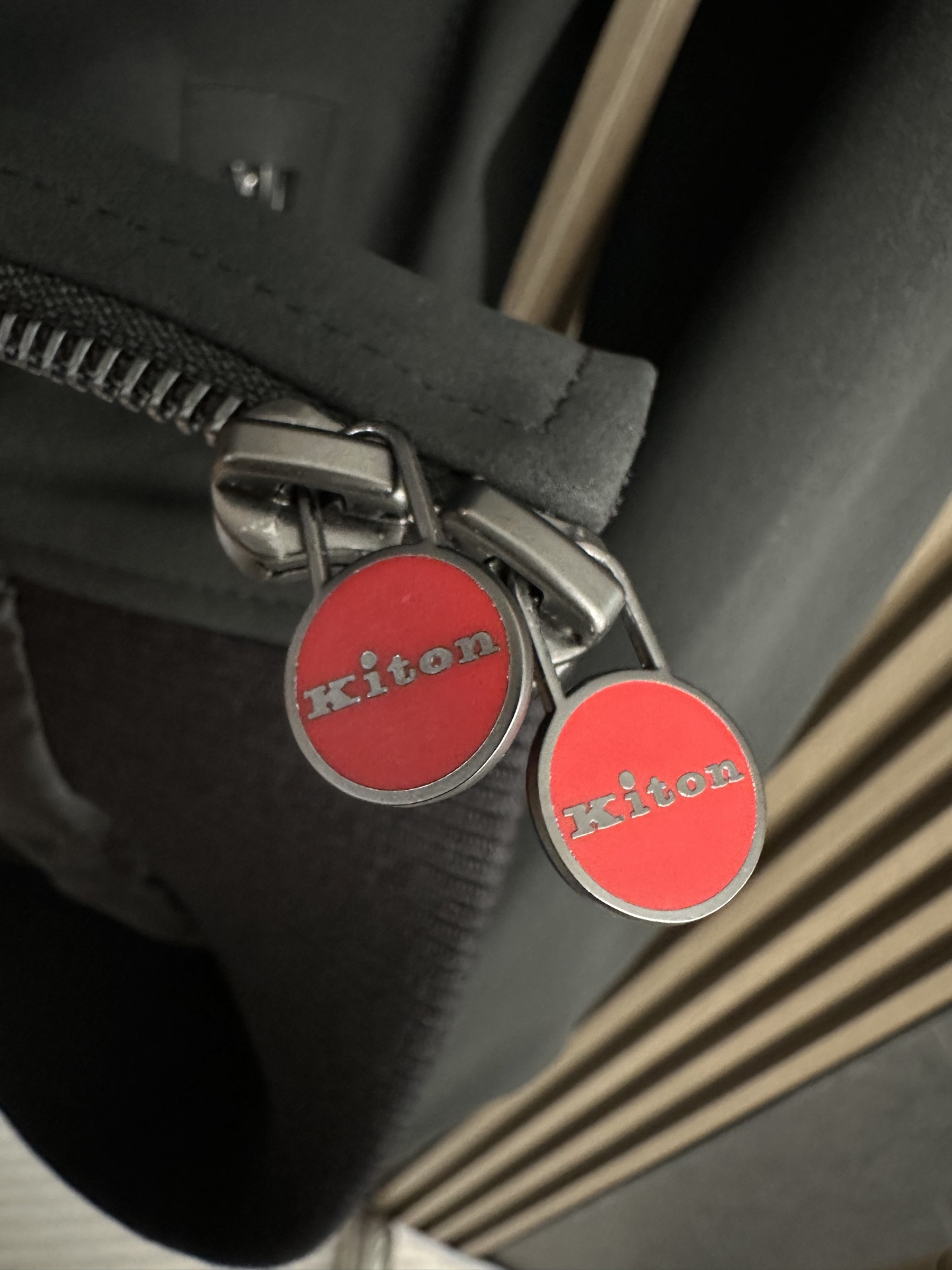 Kiton 25FW秋冬新款立领外套，老钱风，高品质，独家定制面料，拉链采用经典红色圆形设计 秋冬时尚穿