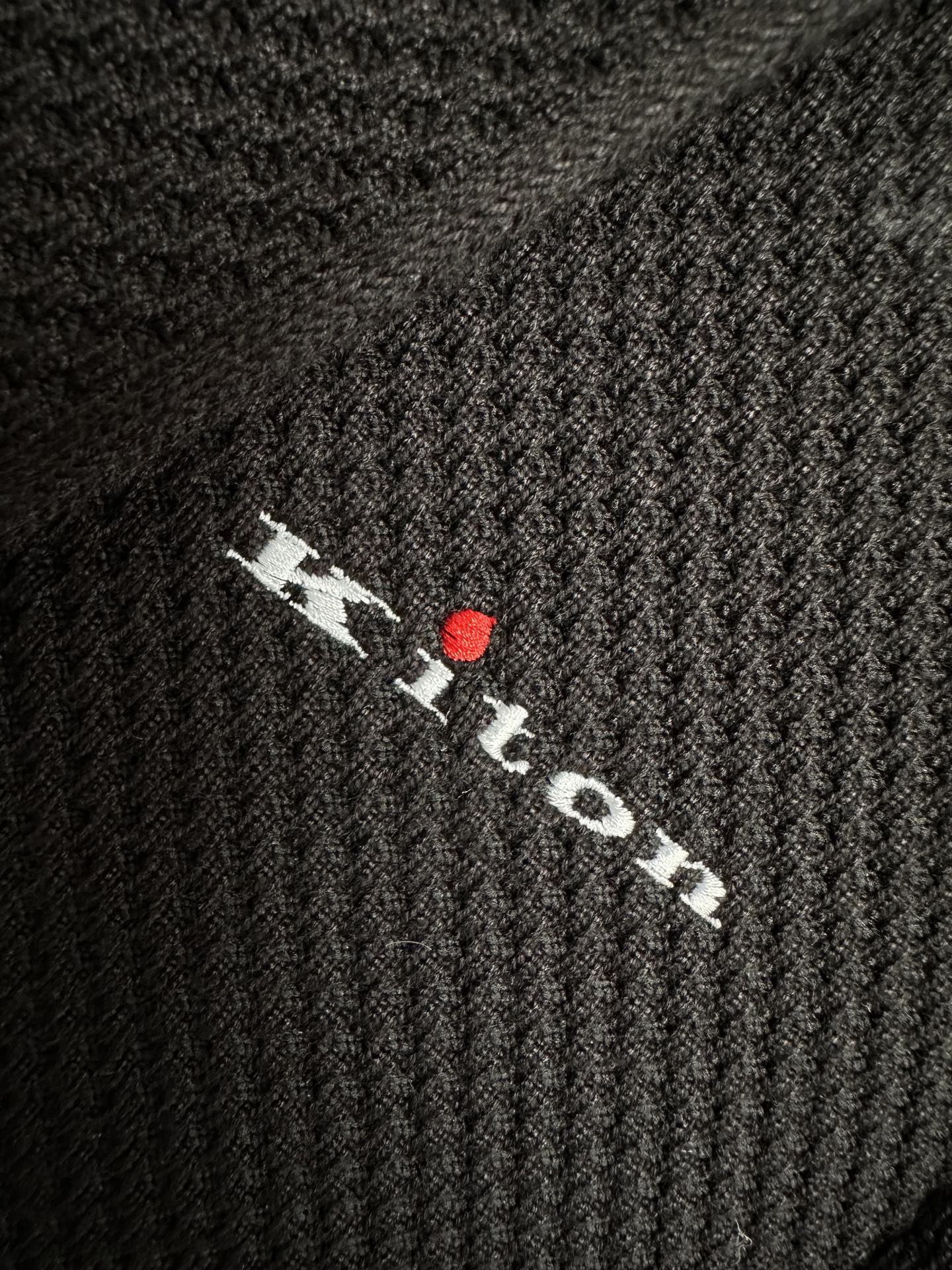 Kiton 25FW秋冬新款针织🧶西服外套，老钱风，高品质，独家定制面料，胸前经典字母设计，扣子激光刻字