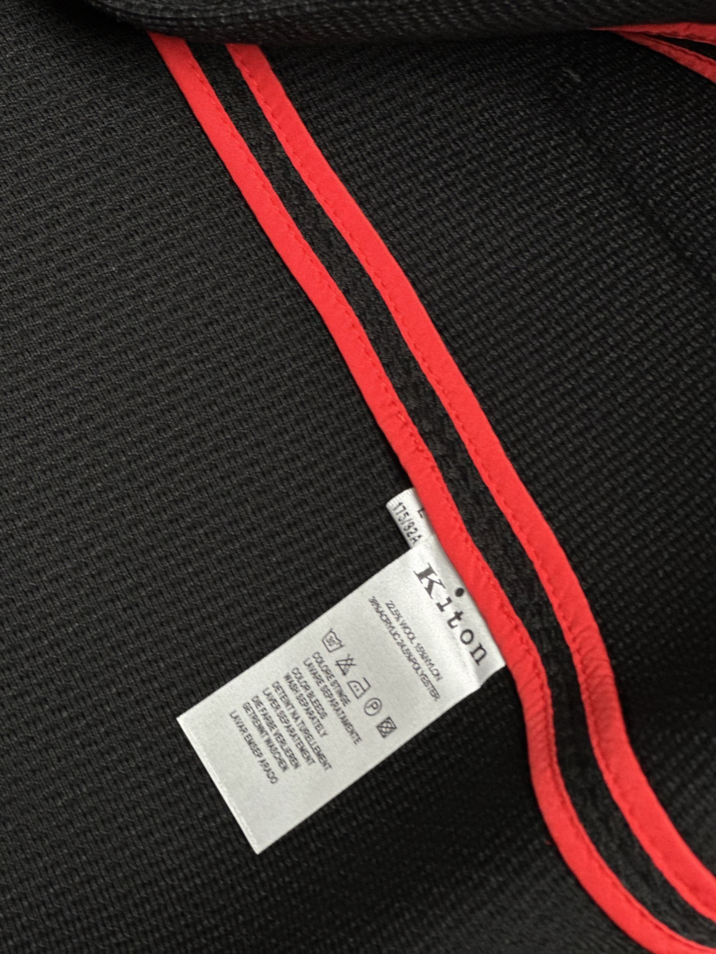 Kiton 25FW秋冬新款针织🧶西服外套，老钱风，高品质，独家定制面料，胸前经典字母设计，扣子激光刻字