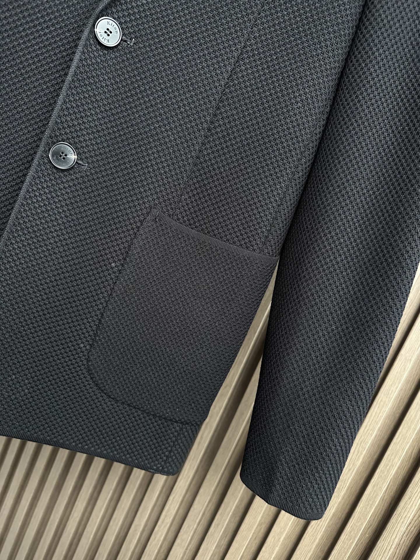 Kiton 25FW秋冬新款针织🧶西服外套，老钱风，高品质，独家定制面料，胸前经典字母设计，扣子激光刻字