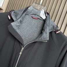 🔥 BC家25FW秋冬新款连帽外套(帽子可拆卸)老钱风,高品质,独家定制面料,胸前刺绣经典品牌图案,拉链 🔥 BC家25FW秋冬新款连帽外套(帽子可拆卸)老钱风,高品质,独家定制面料,胸前刺绣经典品牌图案,拉链