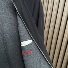 🔥 BC家25FW秋冬新款连帽外套(帽子可拆卸)老钱风,高品质,独家定制面料,胸前刺绣经典品牌图案,拉链 🔥 BC家25FW秋冬新款连帽外套(帽子可拆卸)老钱风,高品质,独家定制面料,胸前刺绣经典品牌图案,拉链