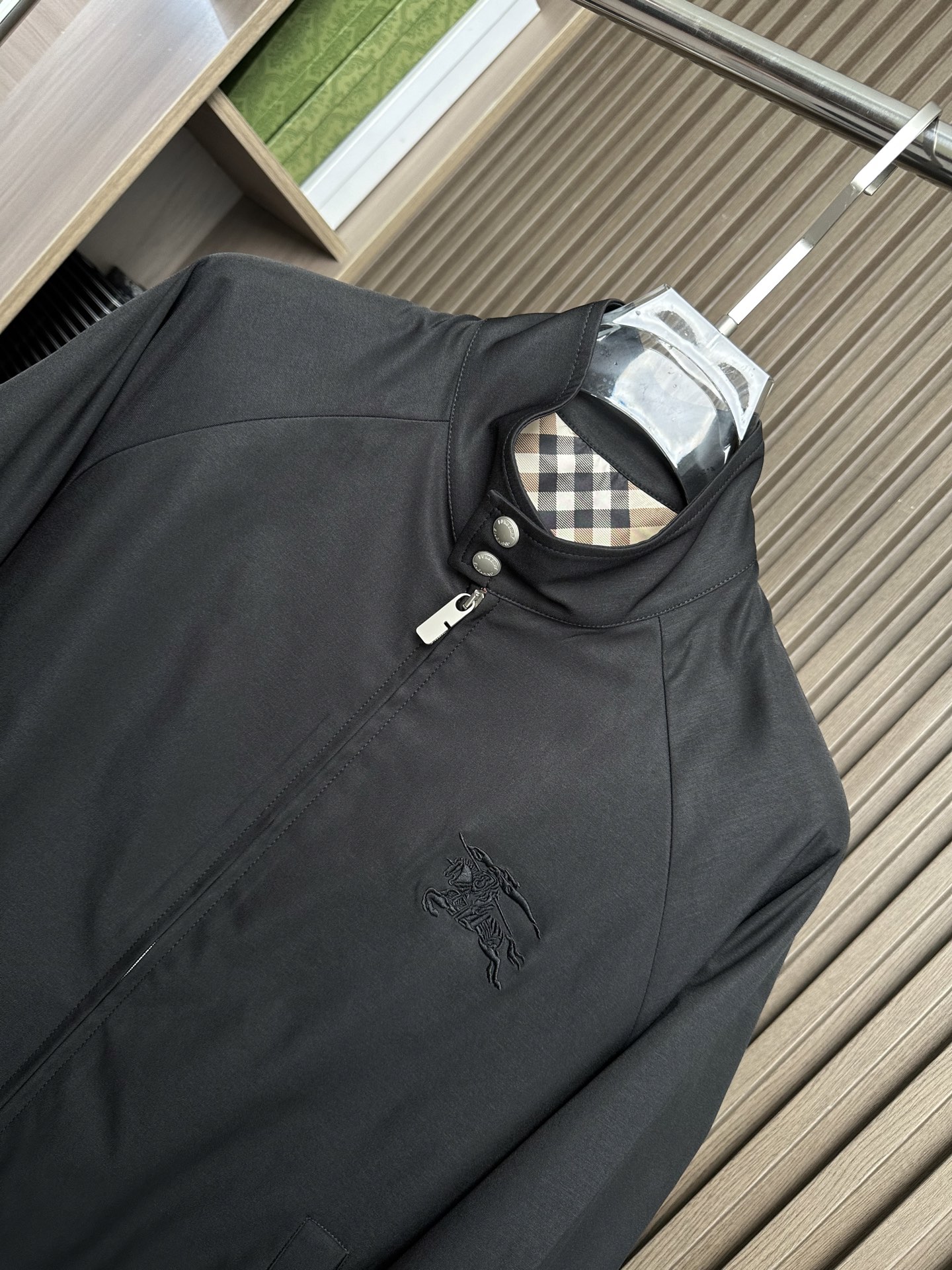 🔥 BBR家25FW秋冬新款立领外套，高品质，独家定制面料，胸前刺绣经典品牌战马图案，拉链款，内里经典格