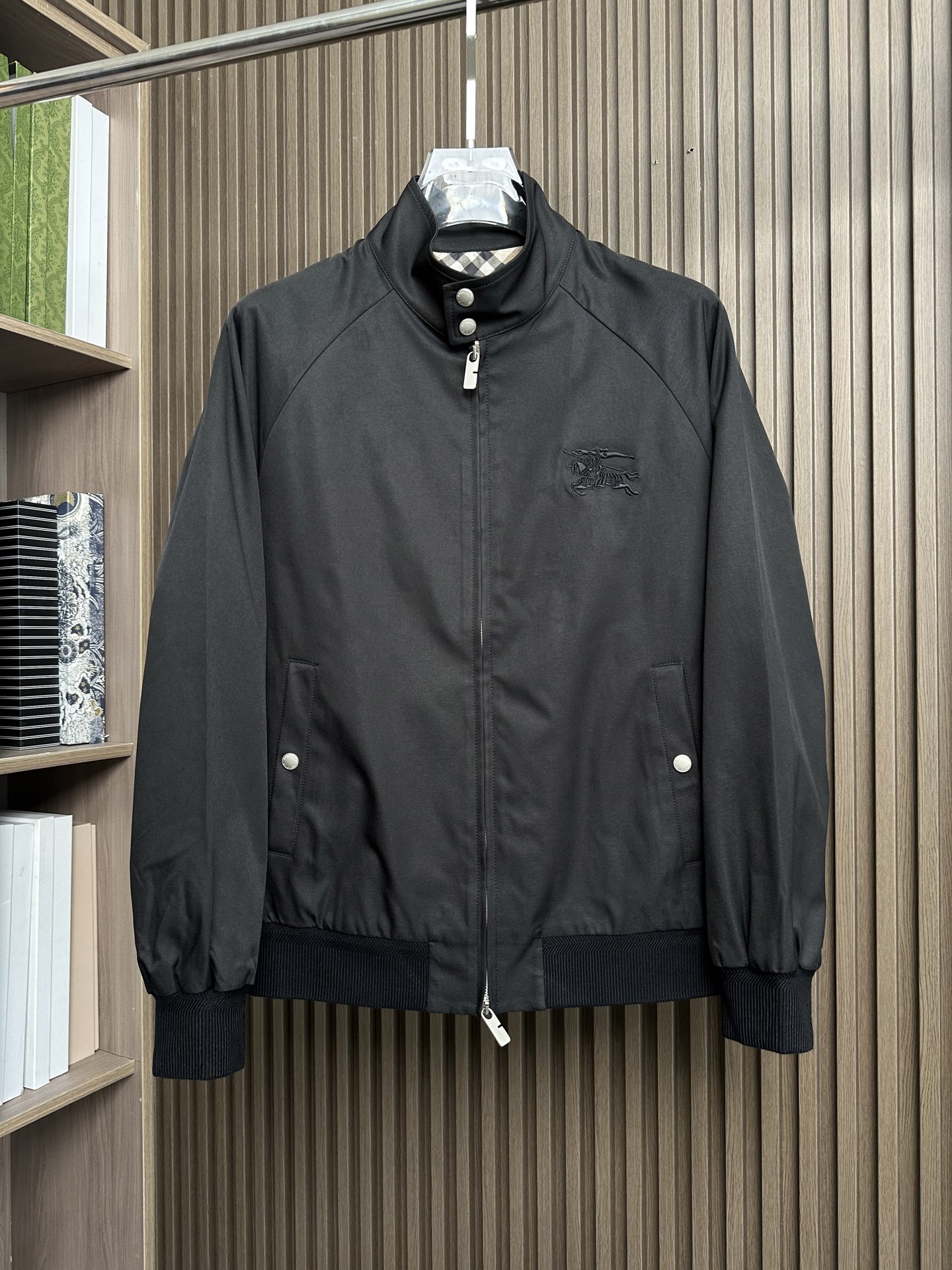 🔥 BBR家25FW秋冬新款立领外套，高品质，独家定制面料，胸前刺绣经典品牌战马图案，拉链款，内里经典格