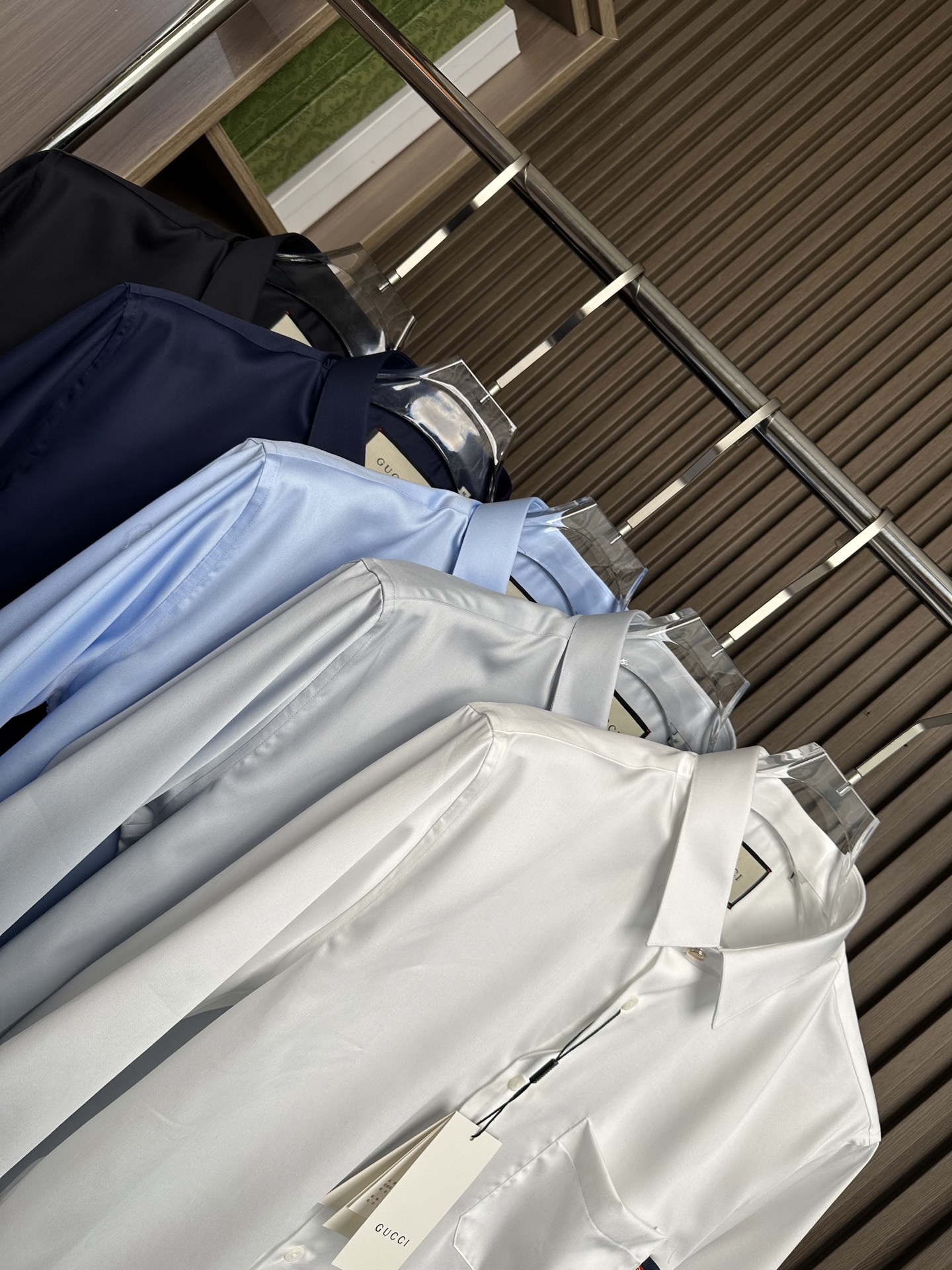 衬衫男人衣柜不可缺少的府绸缎长袖衬衫，古驰GU25FW秋冬新款，官网的口袋加撞色蜜蜂🐝装饰织带耳仔，这款