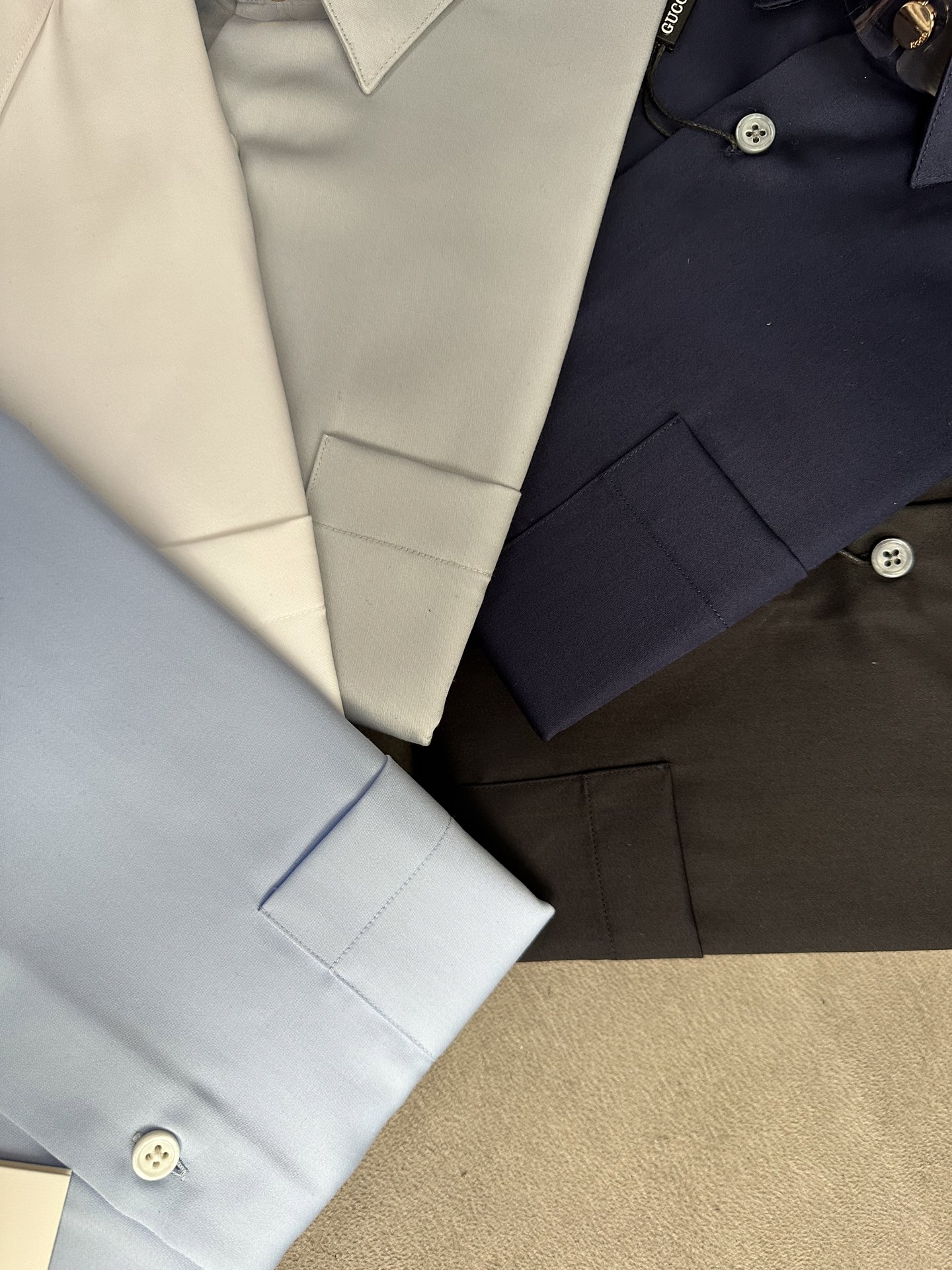 衬衫男人衣柜不可缺少的府绸缎长袖衬衫，古驰GU25FW秋冬新款，官网的口袋加撞色蜜蜂🐝装饰织带耳仔，这款