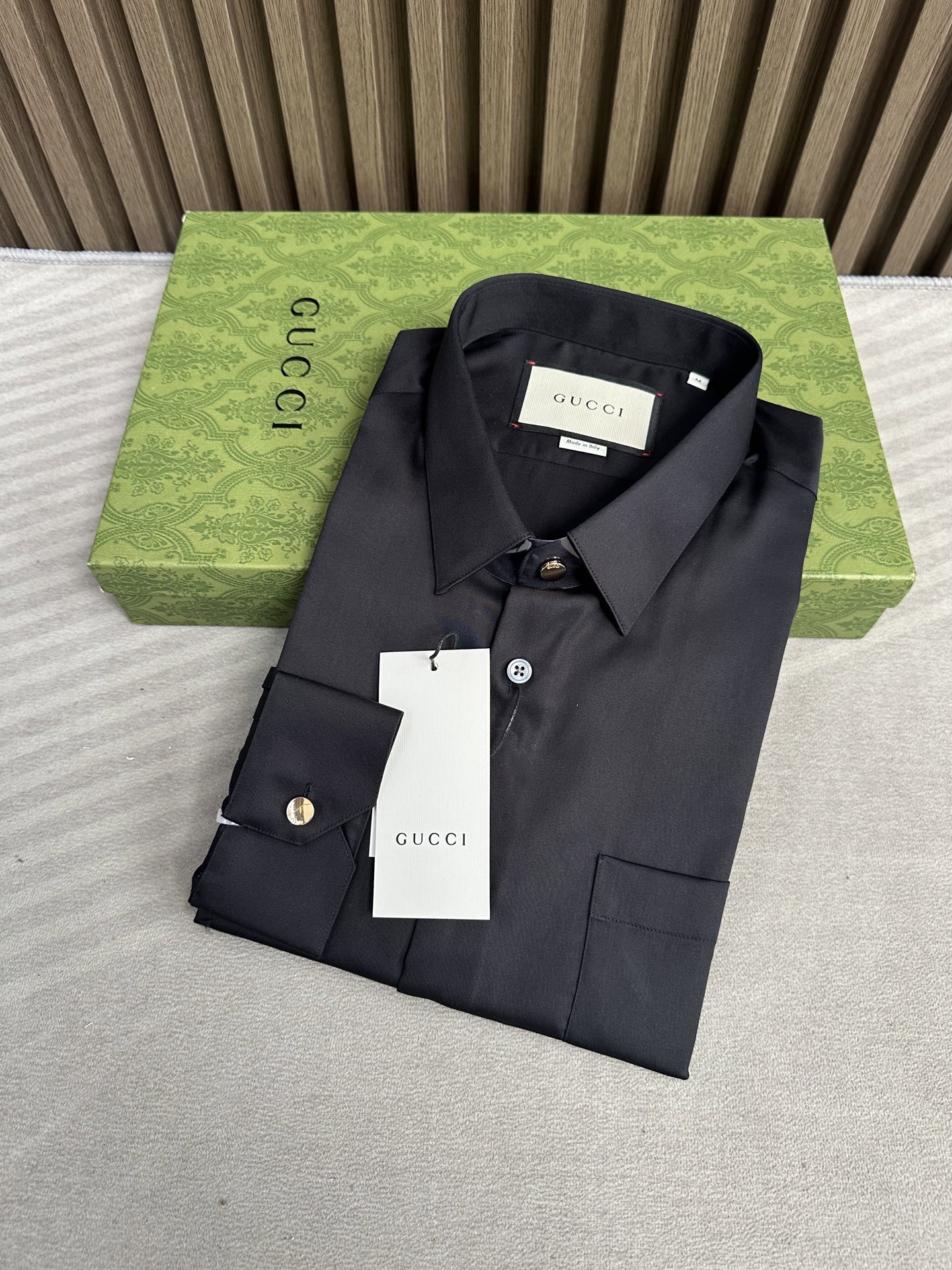 衬衫男人衣柜不可缺少的府绸缎长袖衬衫，古驰GU25FW秋冬新款，官网的口袋加撞色蜜蜂🐝装饰织带耳仔，这款