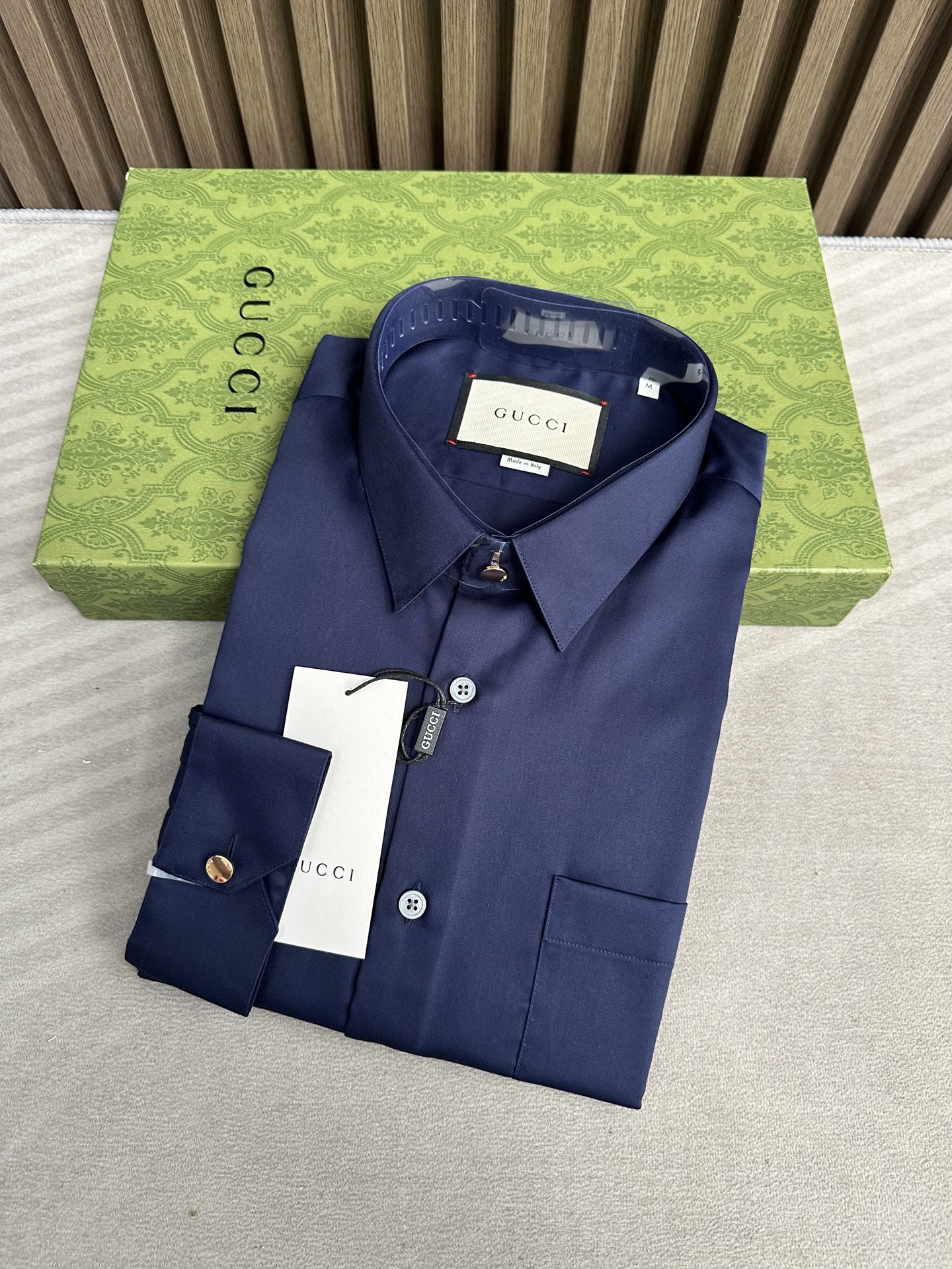 衬衫男人衣柜不可缺少的府绸缎长袖衬衫，古驰GU25FW秋冬新款，官网的口袋加撞色蜜蜂🐝装饰织带耳仔，这款