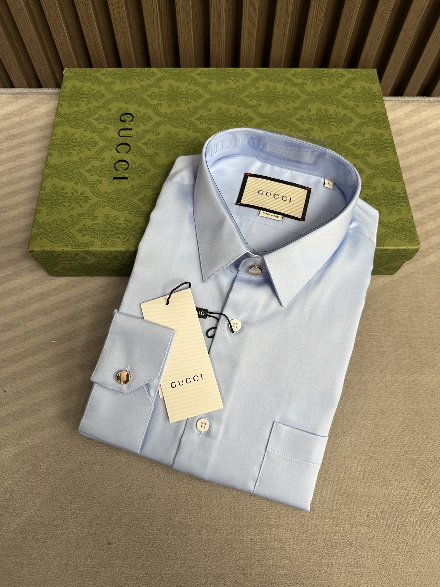 衬衫男人衣柜不可缺少的府绸缎长袖衬衫，古驰GU25FW秋冬新款，官网的口袋加撞色蜜蜂🐝装饰织带耳仔，这款