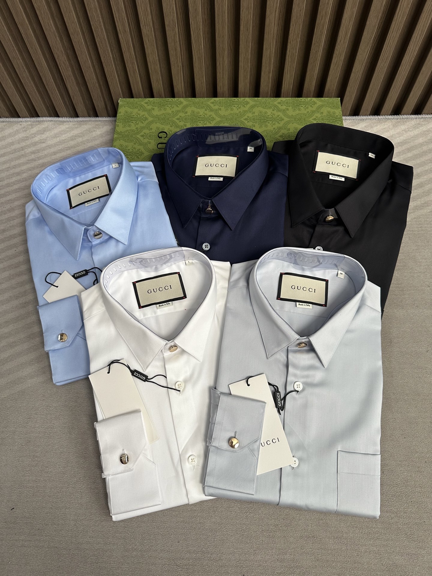 衬衫男人衣柜不可缺少的府绸缎长袖衬衫，古驰GU25FW秋冬新款，官网的口袋加撞色蜜蜂🐝装饰织带耳仔，这款