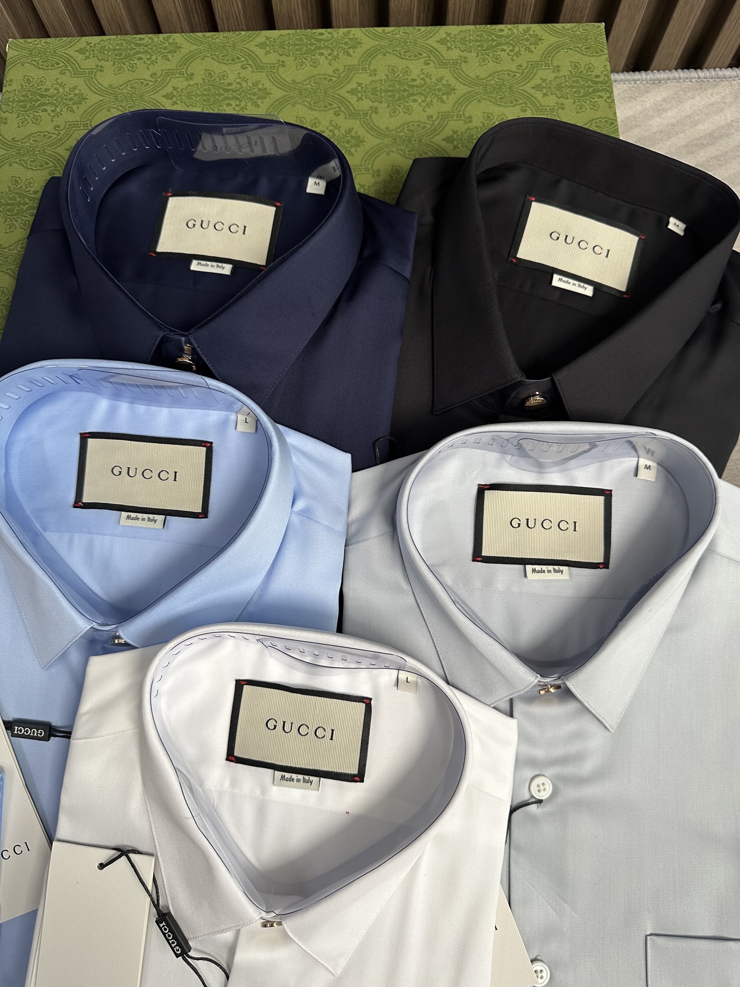 衬衫男人衣柜不可缺少的府绸缎长袖衬衫，古驰GU25FW秋冬新款，官网的口袋加撞色蜜蜂🐝装饰织带耳仔，这款