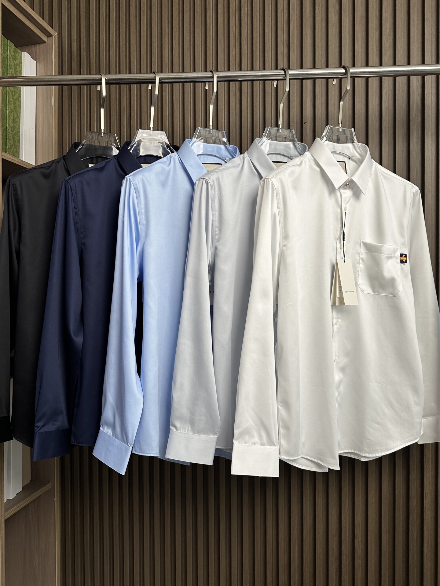 衬衫男人衣柜不可缺少的府绸缎长袖衬衫，古驰GU25FW秋冬新款，官网的口袋加撞色蜜蜂🐝装饰织带耳仔，这款