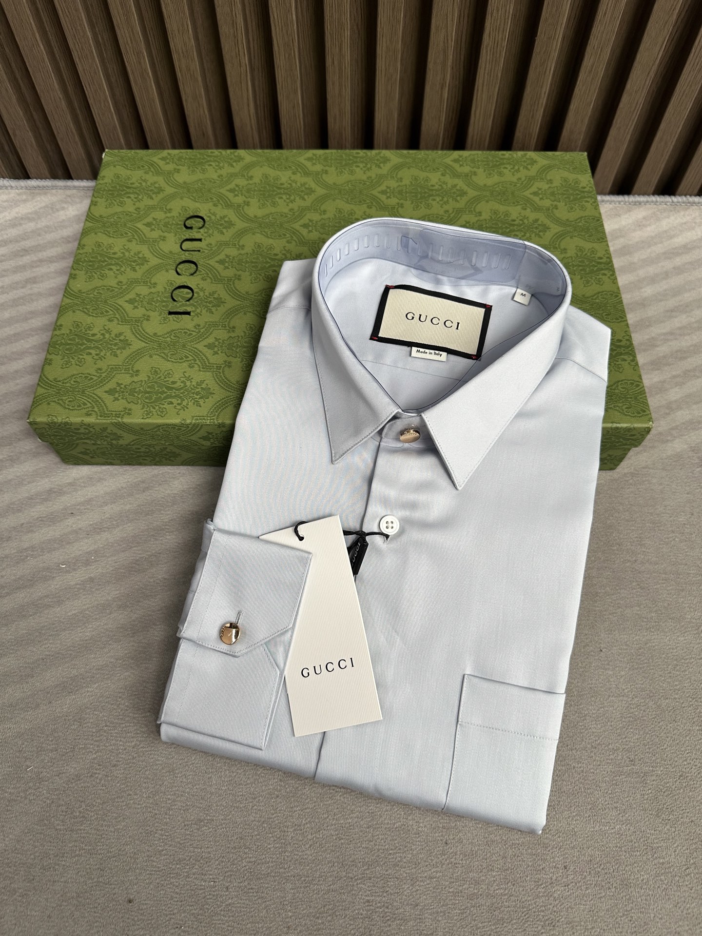 衬衫男人衣柜不可缺少的府绸缎长袖衬衫，古驰GU25FW秋冬新款，官网的口袋加撞色蜜蜂🐝装饰织带耳仔，这款