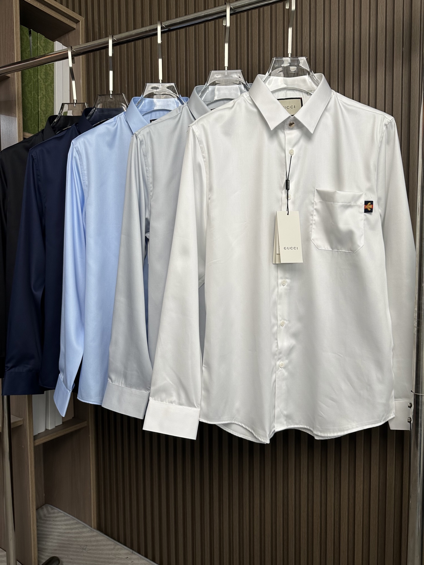 衬衫男人衣柜不可缺少的府绸缎长袖衬衫，古驰GU25FW秋冬新款，官网的口袋加撞色蜜蜂🐝装饰织带耳仔，这款