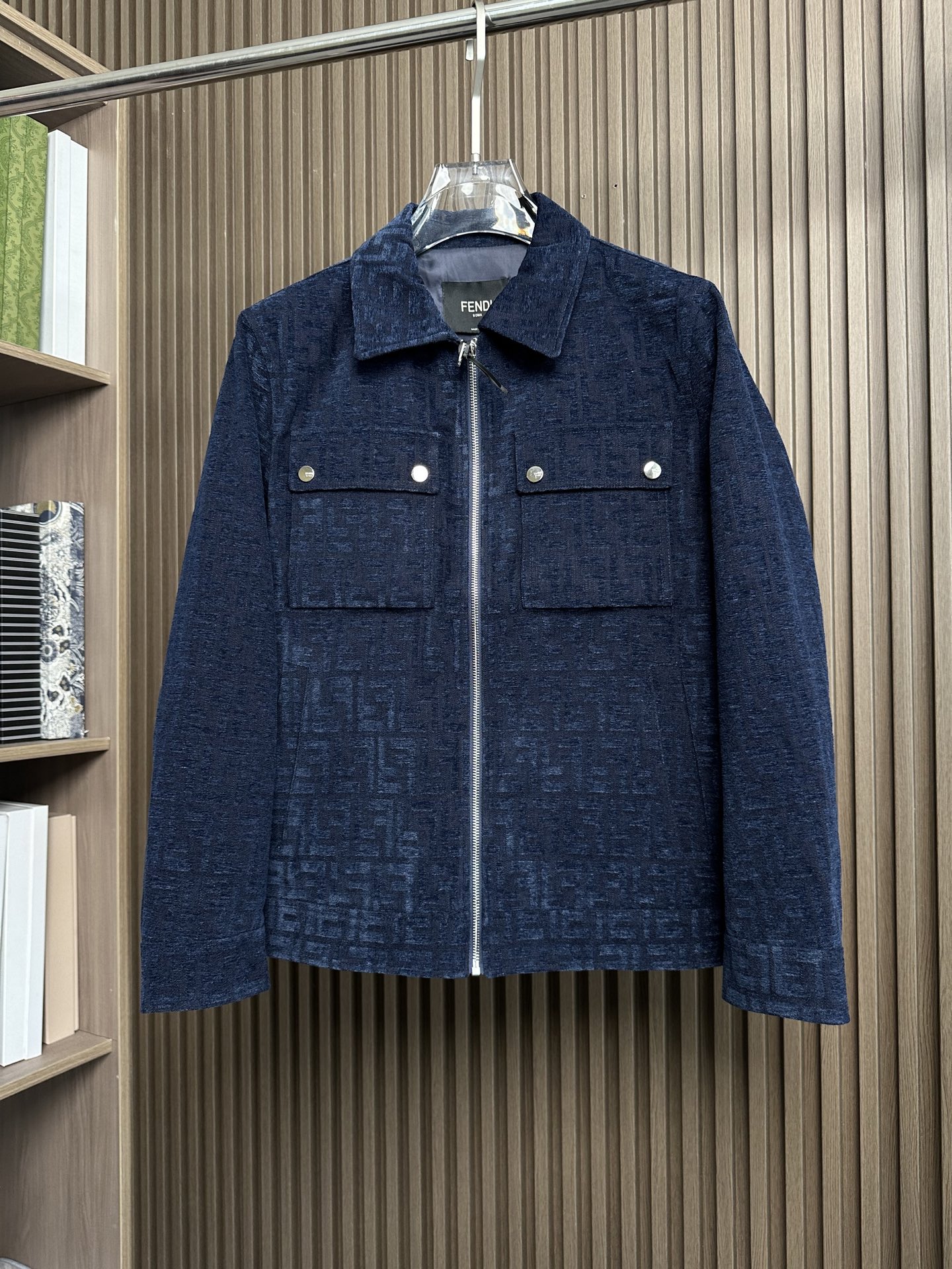 NO:527603,FENDI new autumn and winter jacket, original single ruthless product, imported Italian fabric fashionable jacket. European counters are synchronized, the upper body is more casual and elegant, the counter original hardware is luxurious and high-end customized accessories new work!  Luxury brand characteristics logo embellishment design, the highest quality shipment in the market, original auxiliary materials, the ultimate luxury!  Soft and comfortable. The upper body is so handsome!  Suitable for any scene!  Number of codes: 48-56.,,fendi,fendi,jackets & coats,jackets & coats,alexander wang19860909FENDI芬迪 秋冬新款夹克外套,原单狠货 意大利进口面料时尚夹克外套.欧洲专柜同步,上身更随意大方,专柜原版五金奢华高档定制配饰新作！奢华品牌特质logo点缀设计,市场最高品质出货、原版辅料,奢华极致！柔软舒适.上身爆帅！适合任意场景！码数:48-56.,,fendi,fendi,jackets & coats,jackets & coats,alexander wang,Men's clothing