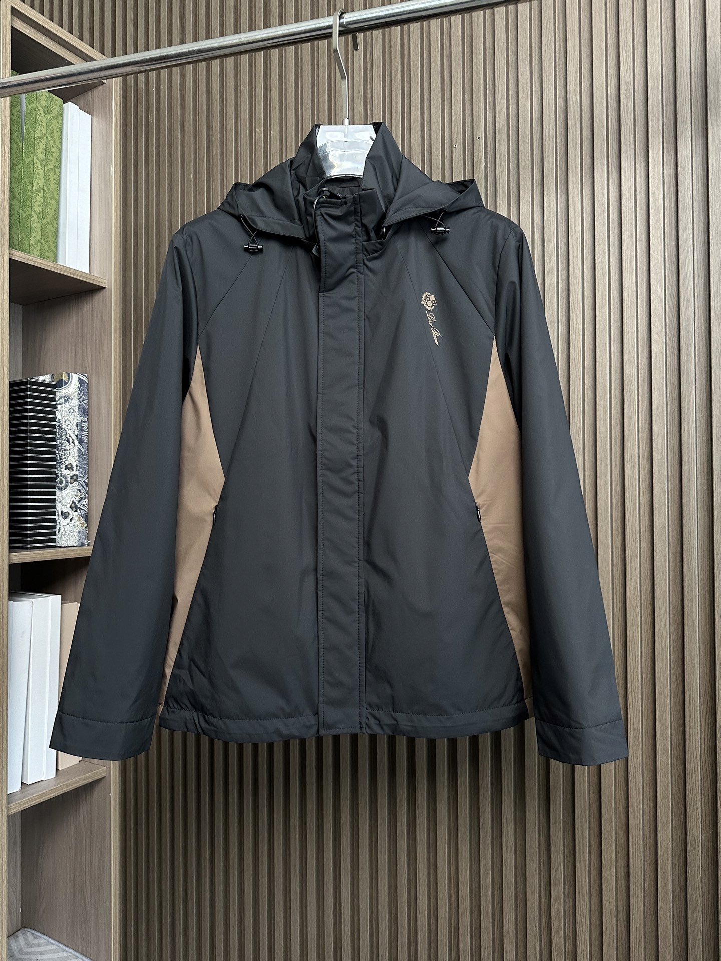 NO:527607,Loro Piana Nouyou Pianya autumn and winter new men's casual jacket, customer-supplied polyester fiber material, chest logo pattern glue-pressing design!  One of the classic proprietary fabrics!  The texture is light, soft and delicate, but the shape is straight and stylish!  It adopts a multi-layer structure and has windproof performance. The pockets are decorated with details and are extremely luxurious... Perfectly interpreting high-quality quality. Customized original hardware is available for customers!  Size M-3XL, loro piana, jackets & coats, jackets & coats, alexander wang19860909Loro Piana诺悠翩雅 秋冬新品男士休闲夹克外套,客供聚酯纤维材质,胸前logo图案压胶设计！经典的专有织物之一！ 质地轻盈、触感又柔软细腻、但型态又笔挺有型！ 采用多层结构、具备防风性能. 口袋饰有细节、奢华极致… 完美演绎高品质品相.客供定制原版五金！ 尺码M-3XL,,loro piana,jackets & coats,jackets & coats,alexander wang,Men's clothing