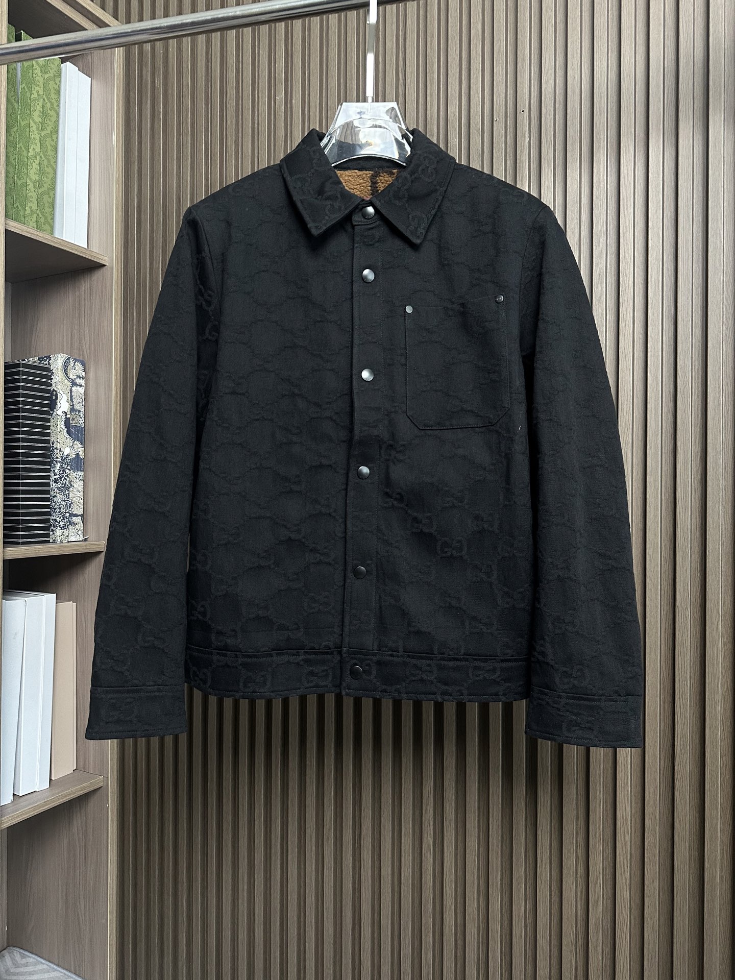 NO:527618,GUCCI 25SS autumn and winter new double G jacquard full print long-sleeved velvet and cotton jacket is made of GG canvas fabric. Classic double G full print pattern. Casual style Lapel design Size 48-56 (M-3XL), gucci,gucci,jackets & coats,alexander wang19860909GUCCI 古驰 25SS秋冬新款双G提花满印长袖加绒加棉外套的采用GG帆布面料匠心打造 经典双G满印图案. 休闲版型 翻领设计 尺码48-56（M-3XL）,,gucci,gucci,jackets & coats,alexander wang,Men's clothing