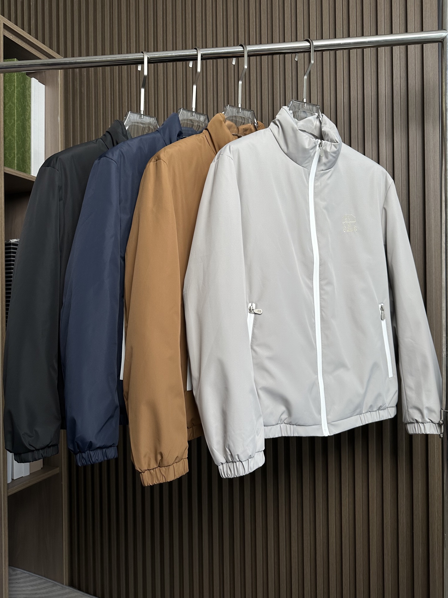 NO:662701,BC's 25FW autumn and winter new stand-up collar down jacket imported fabrics customized hardware with classic brand embroidery on the chest, simple and fashionable, suitable for business, leisure and other occasions. The must-have items for winter wear are the same as those of celebrities. The counters are synchronized. 4 colors ~ code size 48-58,,chanel,jackets & coats,jackets & coats,down jacket, 19860909BC家25FW秋冬新款立领羽绒夹克外套 进口面料 定制五金 胸前搭配经典品牌刺绣,简约时尚 适配商务、休闲等多种场合 冬季穿搭必备单品明星同款 专柜同步 4色款～ 码数48-58,,chanel,jackets & coats,jackets & coats,down jacket, ,Men's clothing