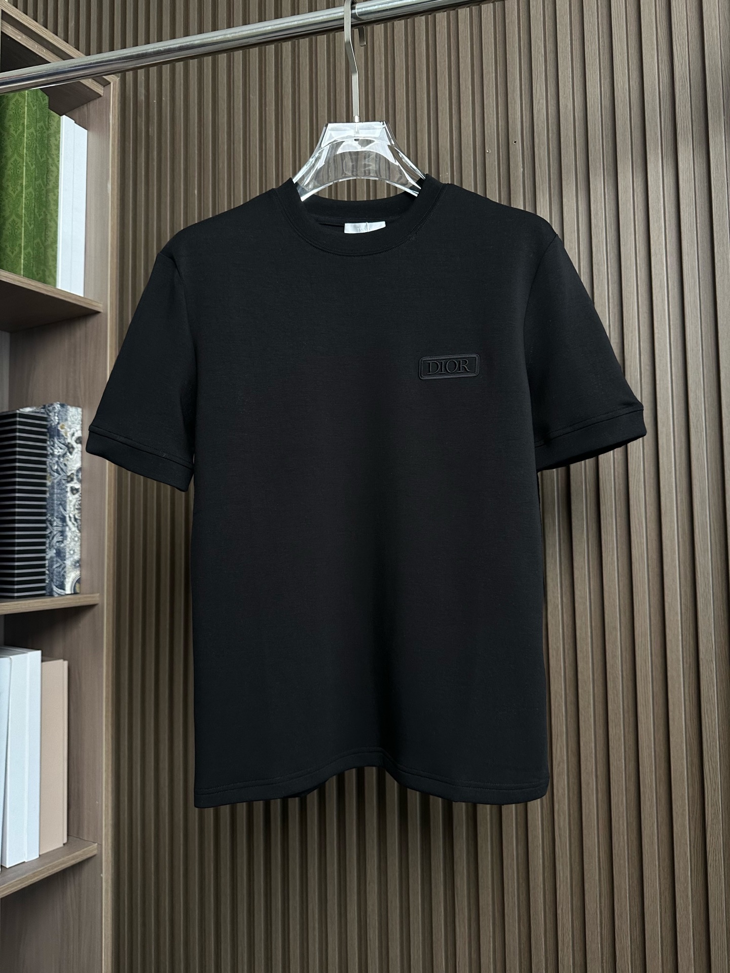 NO:541198,. CD Dijia 25FW autumn and winter round neck embroidered short-sleeved T-shirt base shirt Elemental Logo badge highlights the casual and fashionable charm, and is still unique in style. It is well equipped with a companion... Customer-supplied high-strength elastic knitted liquid ammonia air-layer fabric, flat and symmetrical knitted light and refreshing, soft and comfortable, and excellent breathability. Simple and unique charm. The straight-cut style is more suitable for matching with various trendy and fashionable styles. It uses instrument embroidery, delicate and full texture, bringing a new experience for fashion sports and leisure. Color black white Size M-3XL,,dior,T-shirt,tees,t-shirt,alexander wang19860909. CD迪家25FW秋冬 圆领刺绣短袖T恤打底衫 元素性的Logo徽章凸显休闲时尚魅力,依然独领时尚风骚.内搭好伴侣… 客供高支弹力针织液氨空气层面料,平整匀称的针织轻薄清爽,柔软舒适,透气性极佳.简洁而富有独特魅力.直裁版型更为适合搭配各种潮流时尚造型. 采用器械刺绣,细腻饱满的质感突显,为时尚运动休闲带来全新体验. 颜色黑色 白色 尺码 M-3XL,,dior,T-shirt,tees，t-shirt,alexander wang,Men's clothing