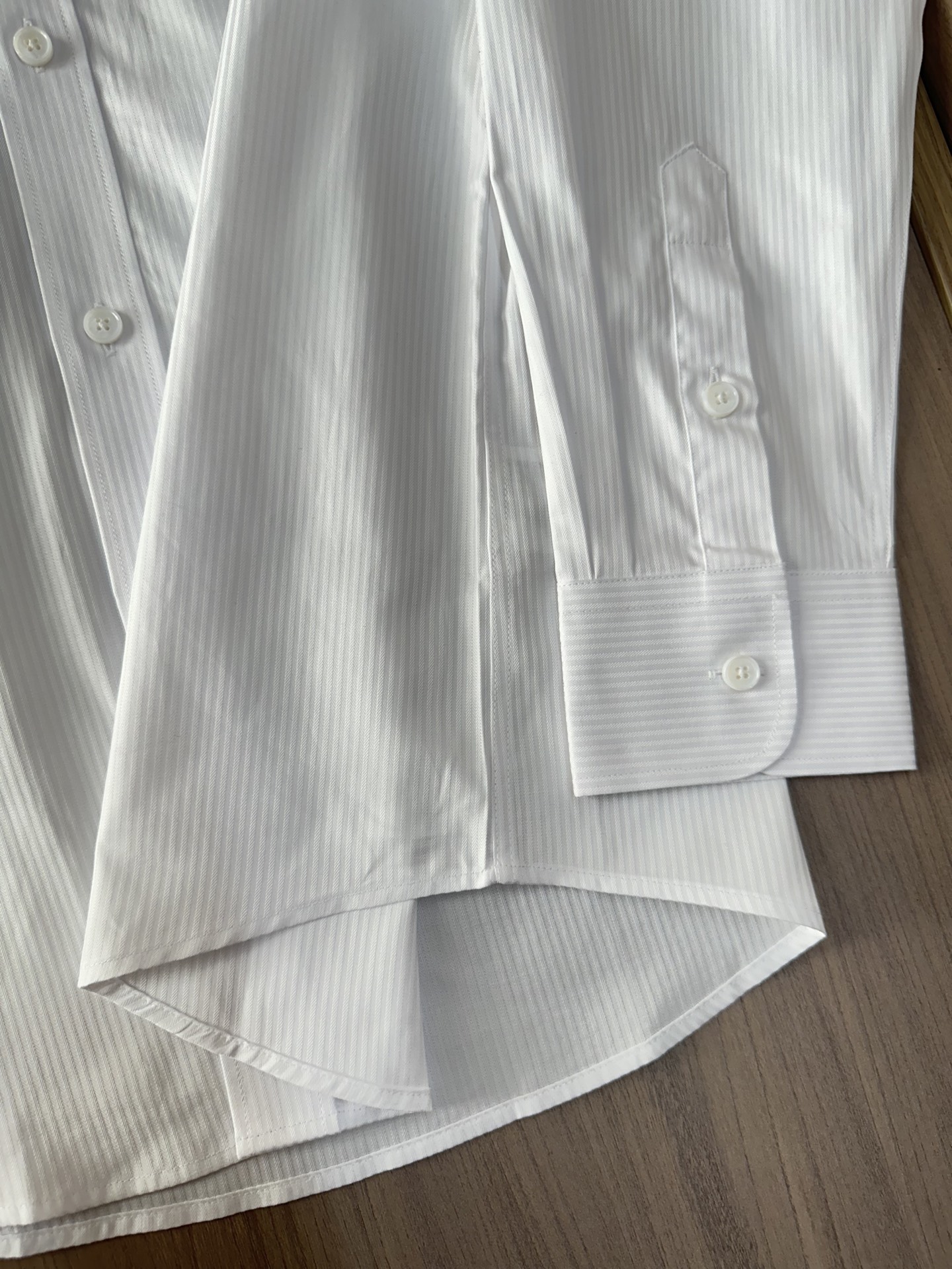 BBR巴家25FW秋冬新款条纹纯色衬衫，经典系列，色织图案属于颜值满分的高级产物，辨识度颇为鲜明，标签刺