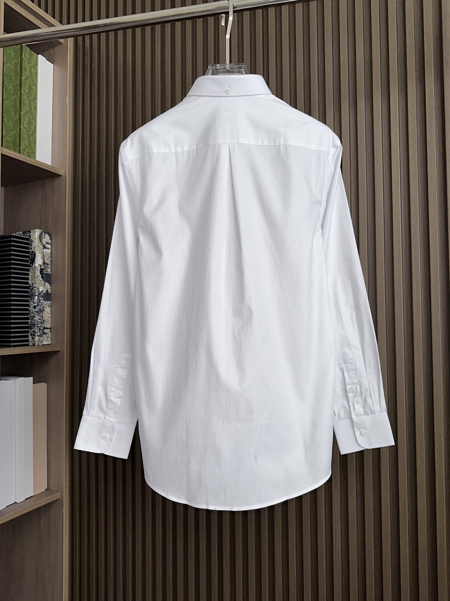 BBR巴家25FW秋冬新款条纹纯色衬衫，经典系列，色织图案属于颜值满分的高级产物，辨识度颇为鲜明，标签刺