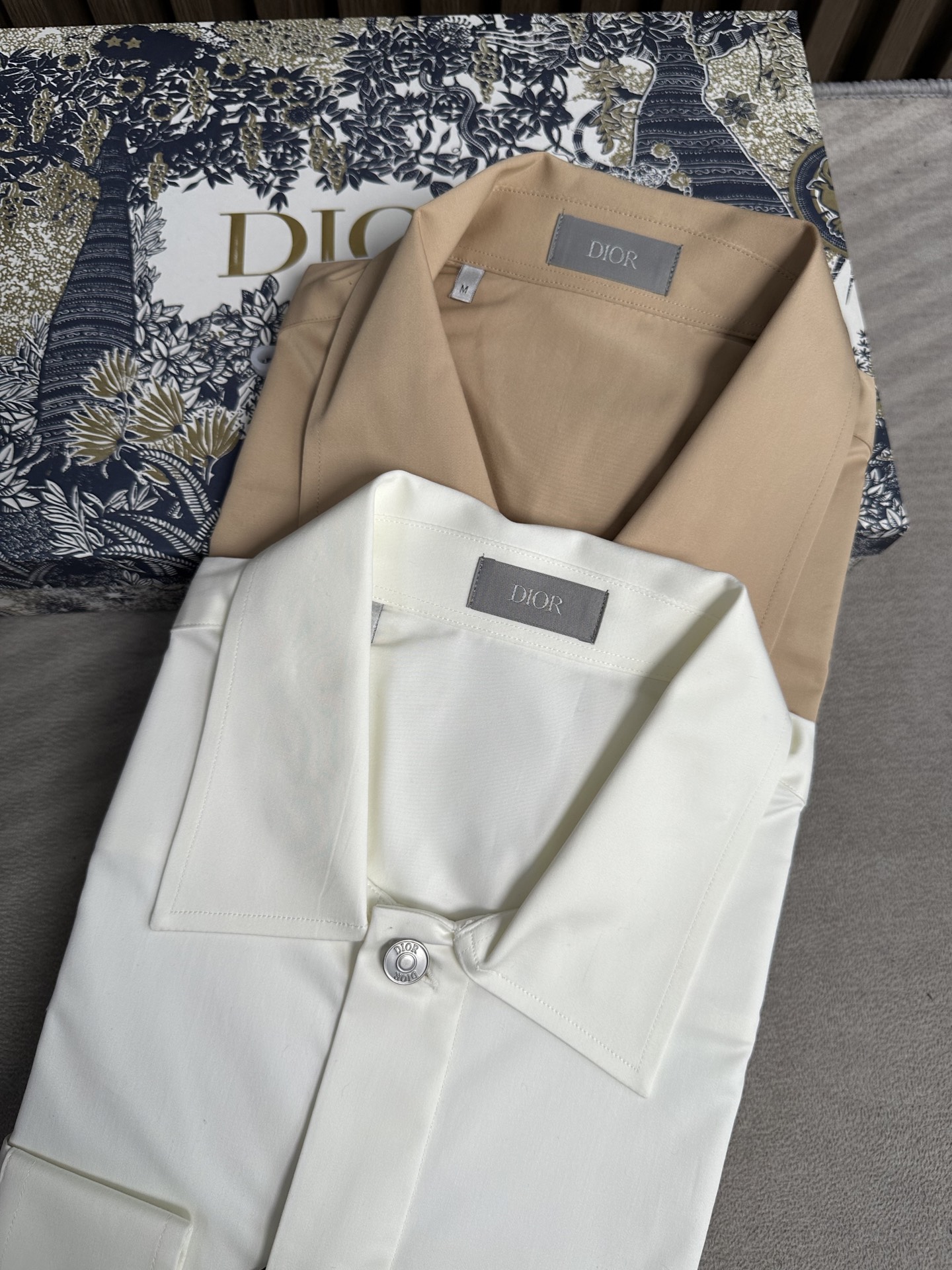 CD迪奥轻奢！2025秋冬新款男士衬衫式外套。传统衬衫外套的轮廓和宽松量感赋予这款衬衫新的灵感，在休闲品