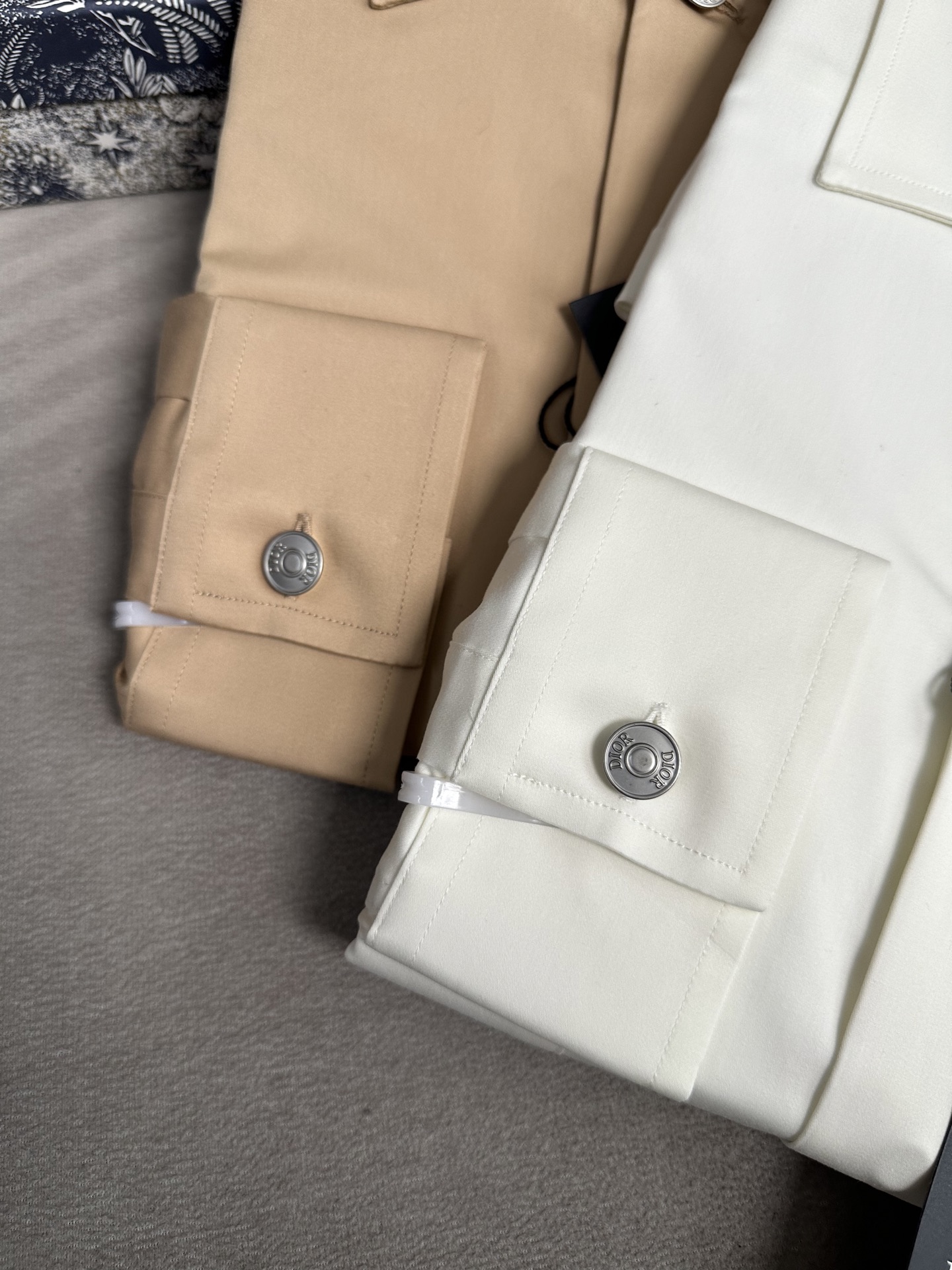 CD迪奥轻奢！2025秋冬新款男士衬衫式外套。传统衬衫外套的轮廓和宽松量感赋予这款衬衫新的灵感，在休闲品