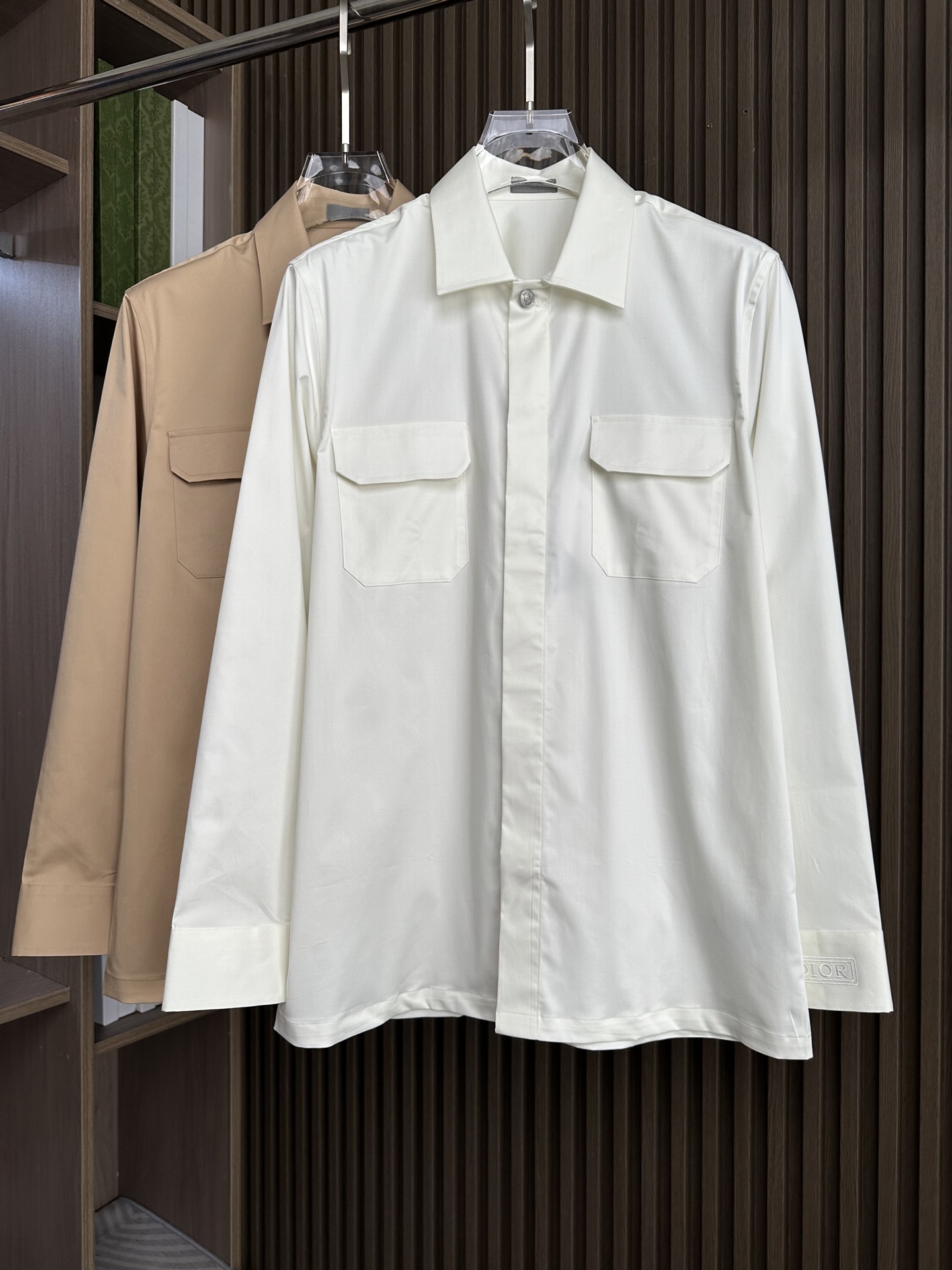 CD迪奥轻奢！2025秋冬新款男士衬衫式外套。传统衬衫外套的轮廓和宽松量感赋予这款衬衫新的灵感，在休闲品