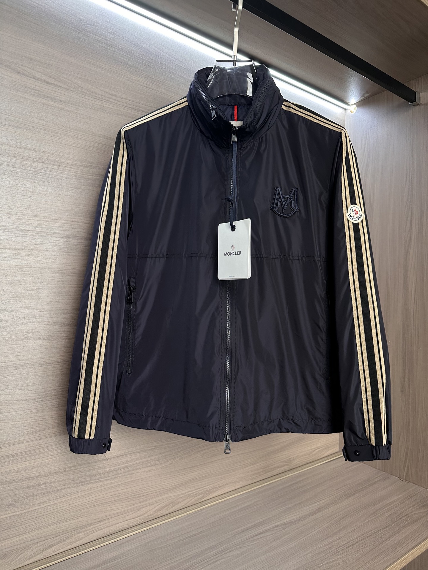 M家族男士高端时装款连帽户外夹克外套，25年早秋新款，官方专柜主推展示，香港洋行渠道，户外必选单品，独家