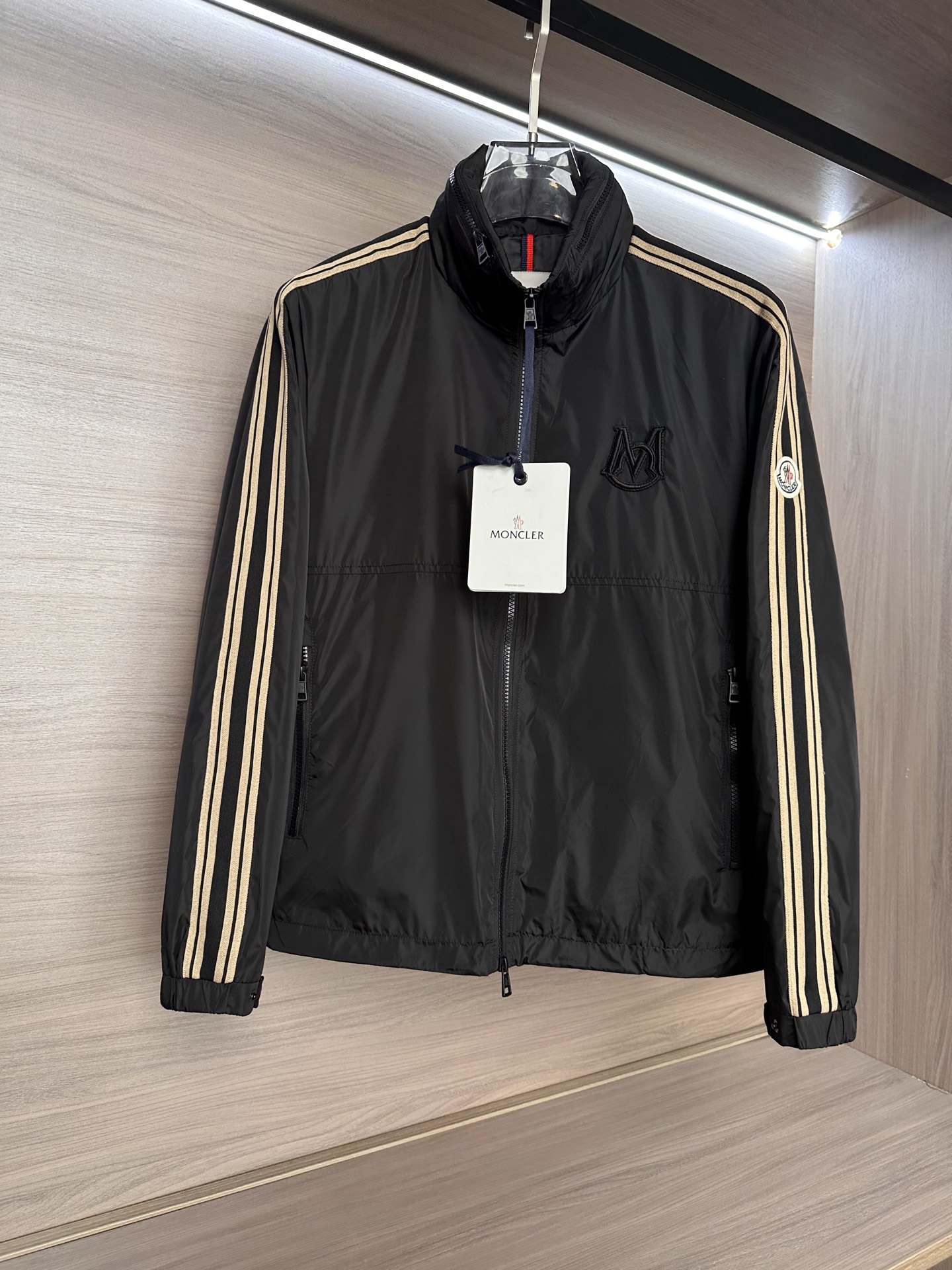 M家族男士高端时装款连帽户外夹克外套，25年早秋新款，官方专柜主推展示，香港洋行渠道，户外必选单品，独家