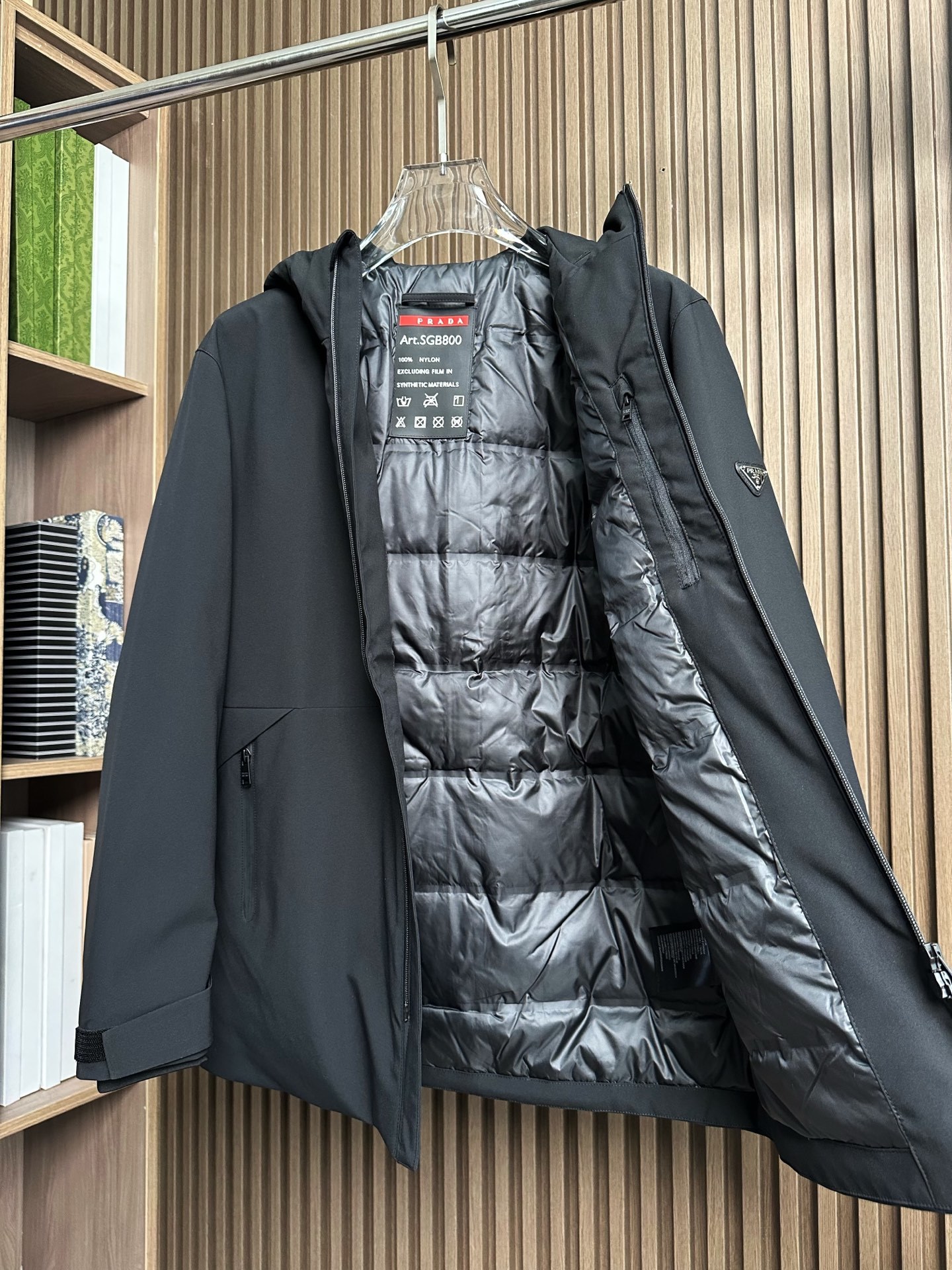 羽绒 Prada 普拉达 25秋冬红条系列连帽中长款夹克羽绒内冲100g-90白鸭绒,轻薄有型,上身不臃