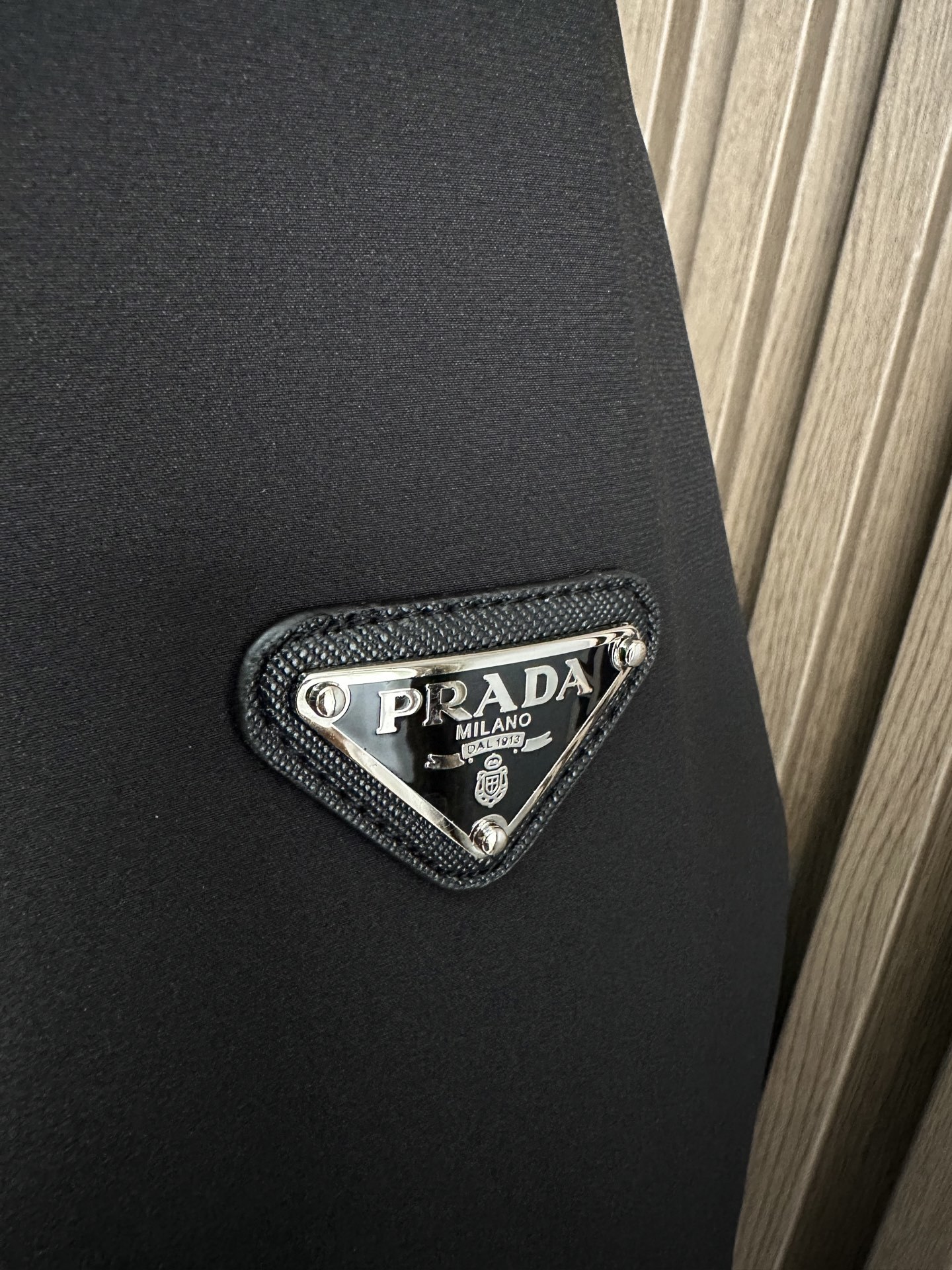 羽绒 Prada 普拉达 25秋冬红条系列连帽中长款夹克羽绒内冲100g-90白鸭绒,轻薄有型,上身不臃