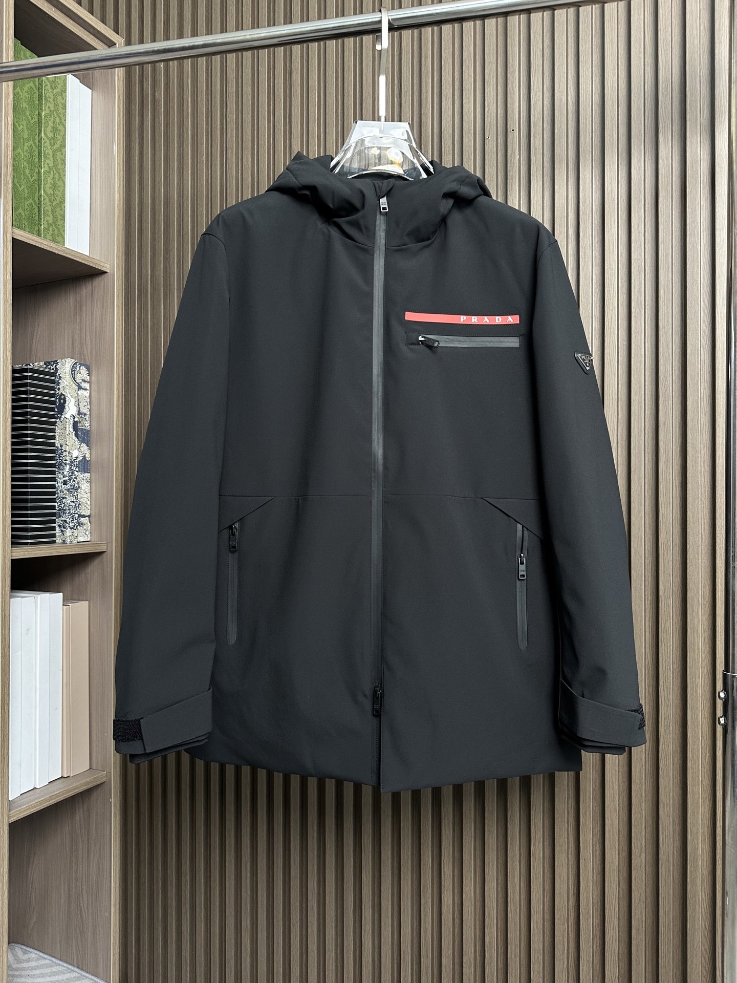 羽绒 Prada 普拉达 25秋冬红条系列连帽中长款夹克羽绒内冲100g-90白鸭绒,轻薄有型,上身不臃