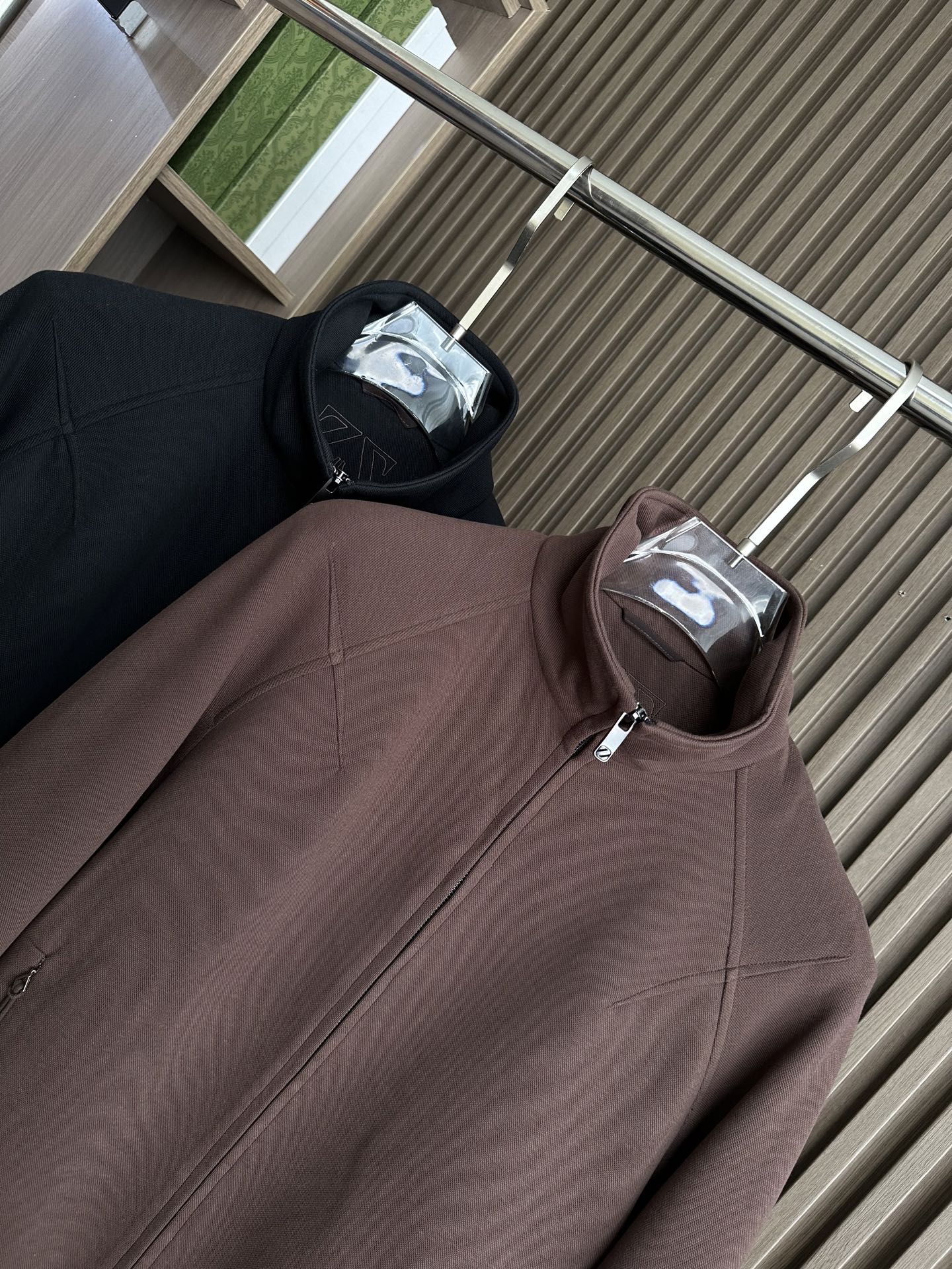 ZEGNA/杰尼亚 2025fw男装秋冬新品Moto立领设计，在保持时尚感的同时，还能在一定程度上抵御风