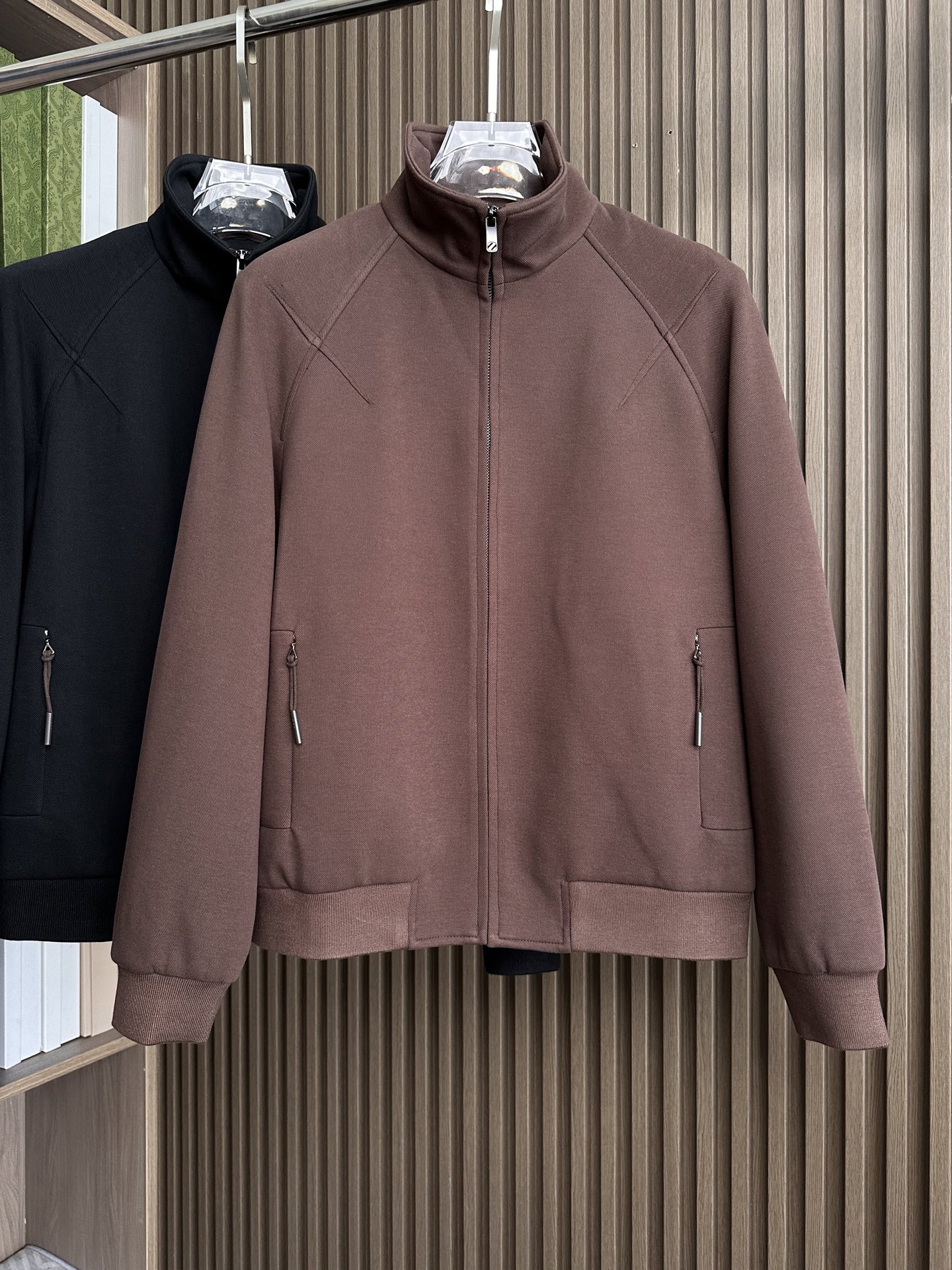 ZEGNA/杰尼亚 2025fw男装秋冬新品Moto立领设计，在保持时尚感的同时，还能在一定程度上抵御风
