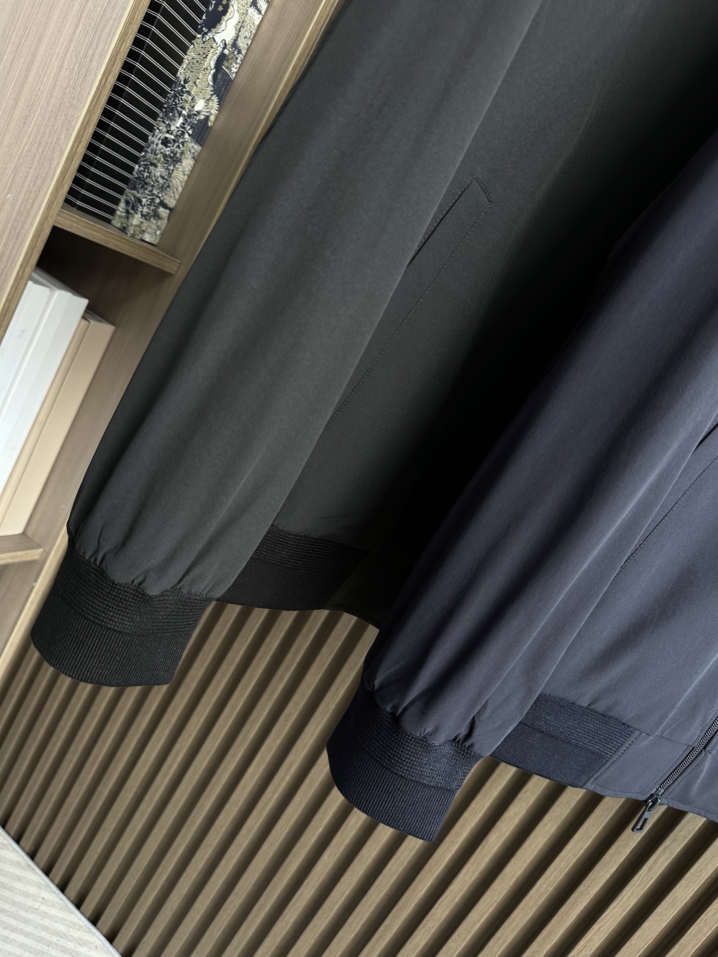 🟥lP🆕 诺悠翩雅羊毛立领夹克外套，简约而利落的立领设计便足以吸引你的目光。不仅为整体造型增添了一份干练