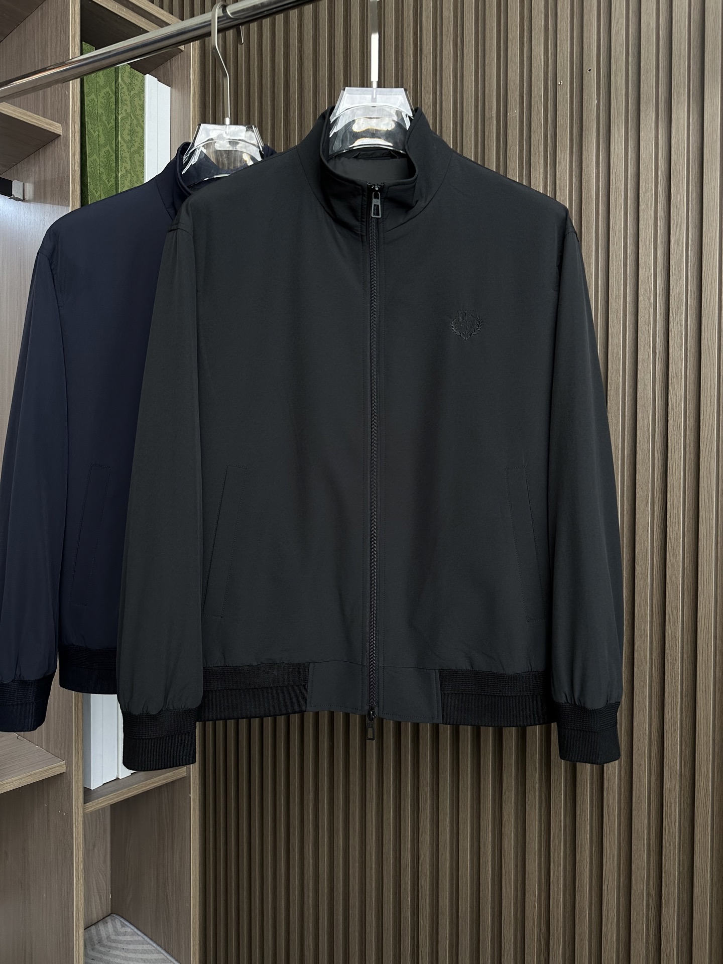 🟥lP🆕 诺悠翩雅羊毛立领夹克外套，简约而利落的立领设计便足以吸引你的目光。不仅为整体造型增添了一份干练