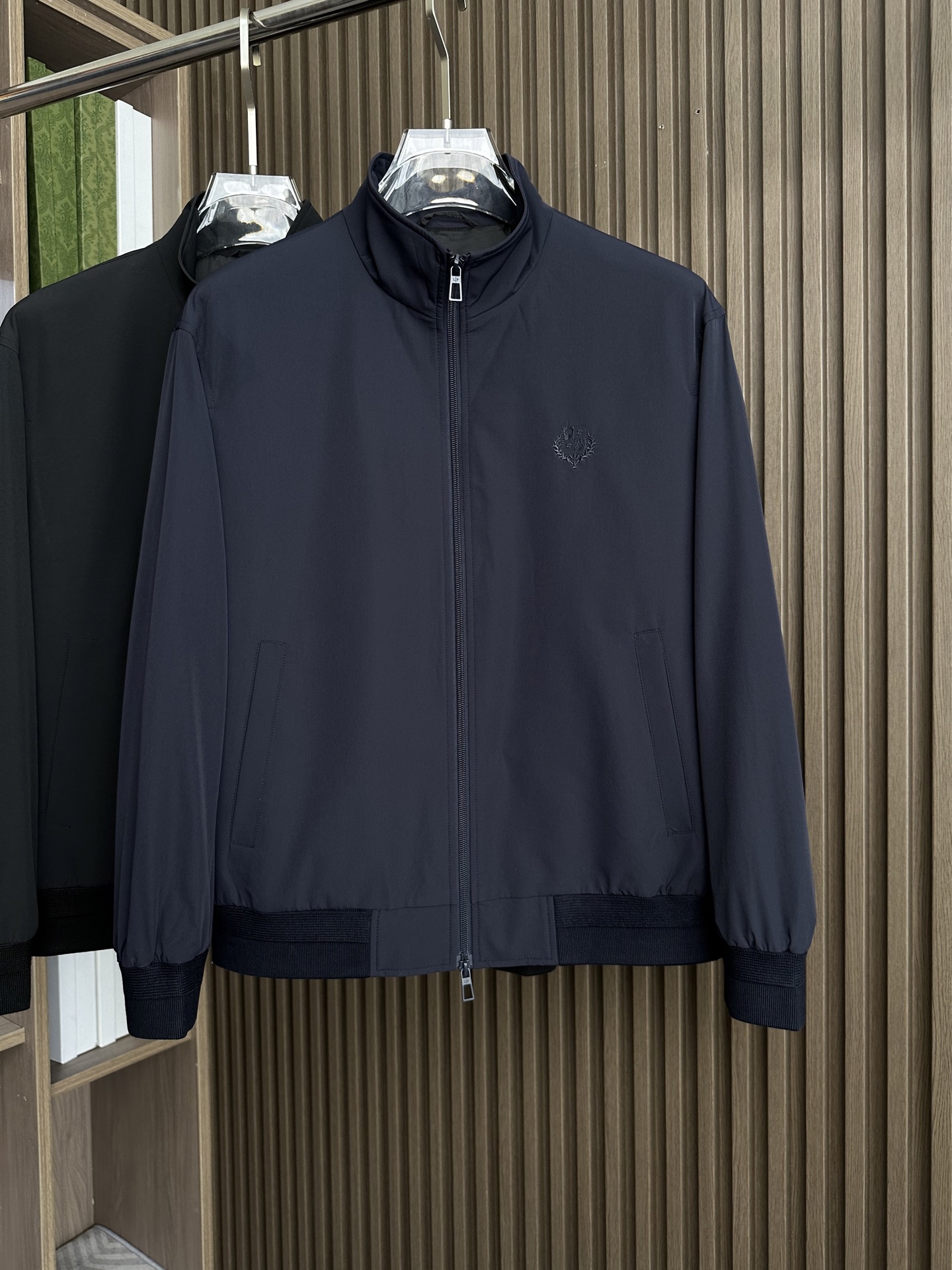 🟥lP🆕 诺悠翩雅羊毛立领夹克外套，简约而利落的立领设计便足以吸引你的目光。不仅为整体造型增添了一份干练