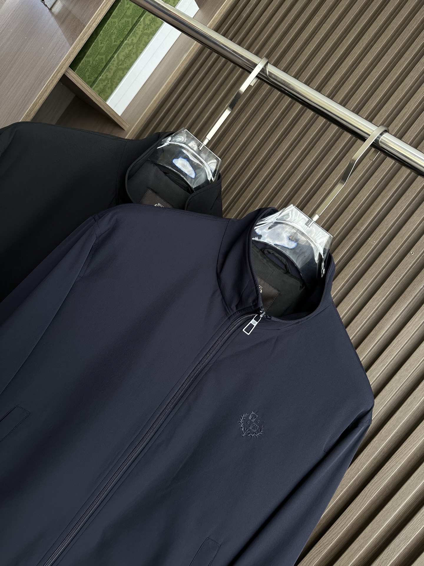 🟥lP🆕 诺悠翩雅羊毛立领夹克外套，简约而利落的立领设计便足以吸引你的目光。不仅为整体造型增添了一份干练