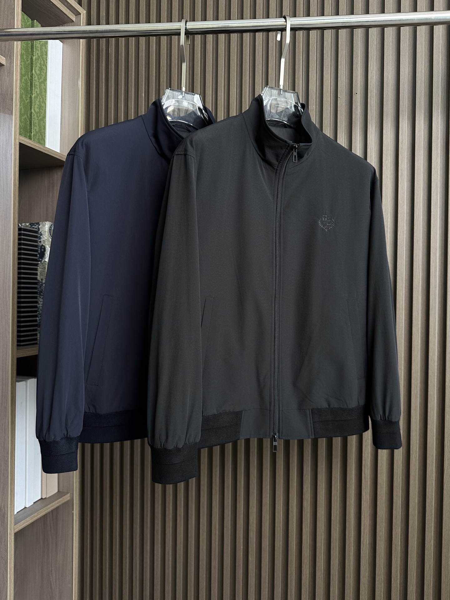 🟥lP🆕 诺悠翩雅羊毛立领夹克外套，简约而利落的立领设计便足以吸引你的目光。不仅为整体造型增添了一份干练