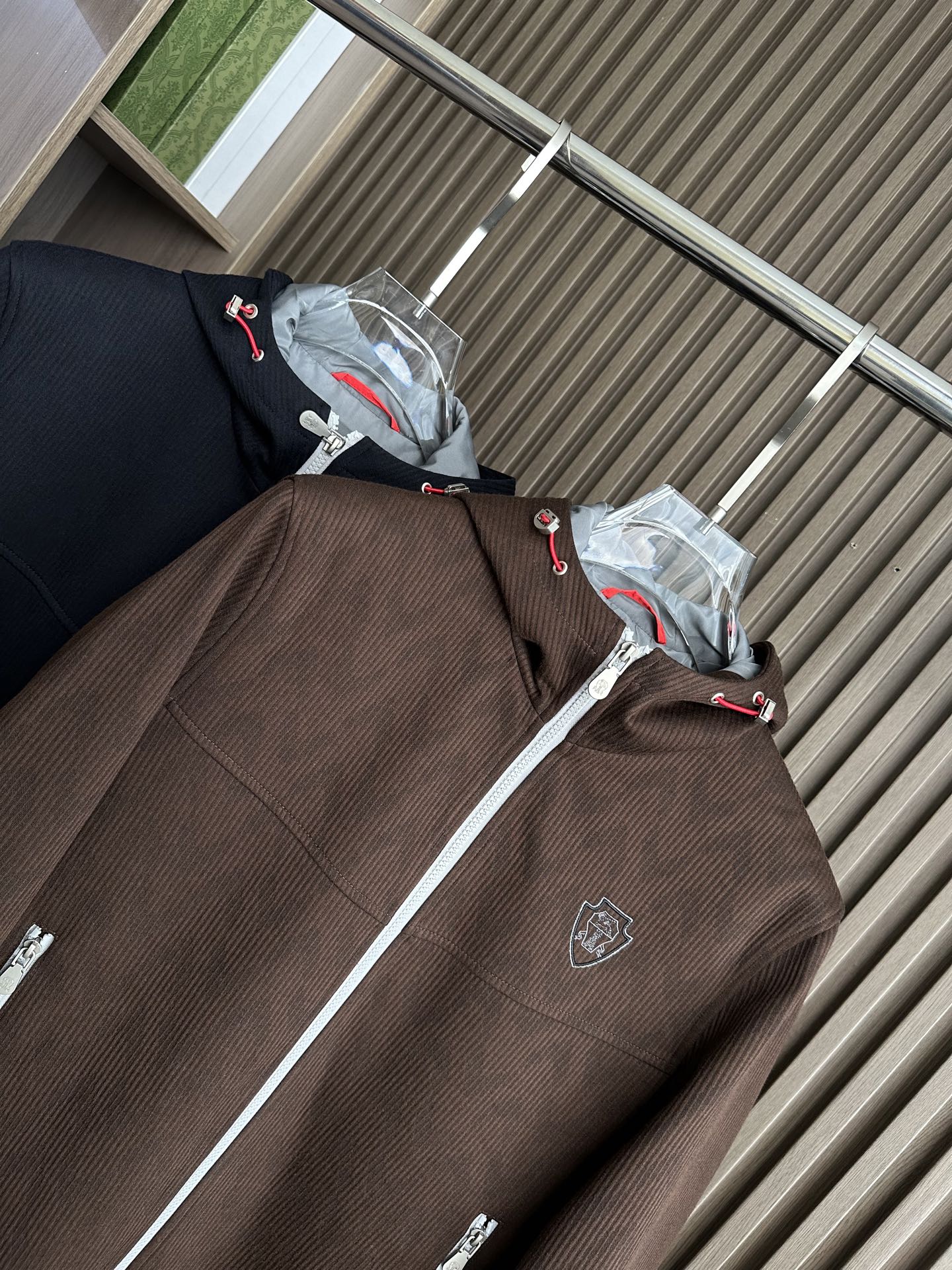 BC家2025fw男装秋冬新品条绒连帽外套Moto连帽设计，在保持时尚感的同时，还能在一定程度上抵御风寒