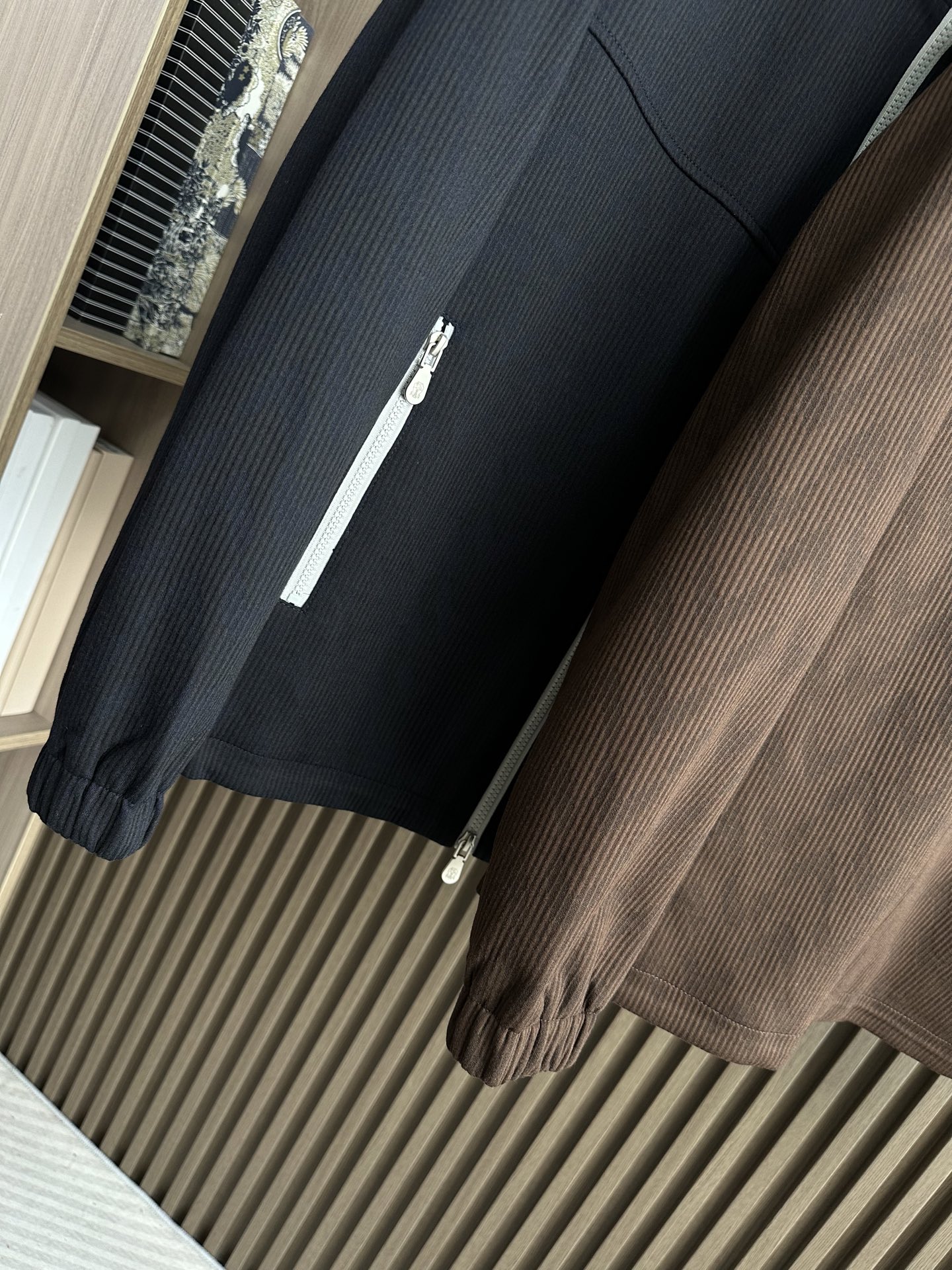 BC家2025fw男装秋冬新品条绒连帽外套Moto连帽设计，在保持时尚感的同时，还能在一定程度上抵御风寒